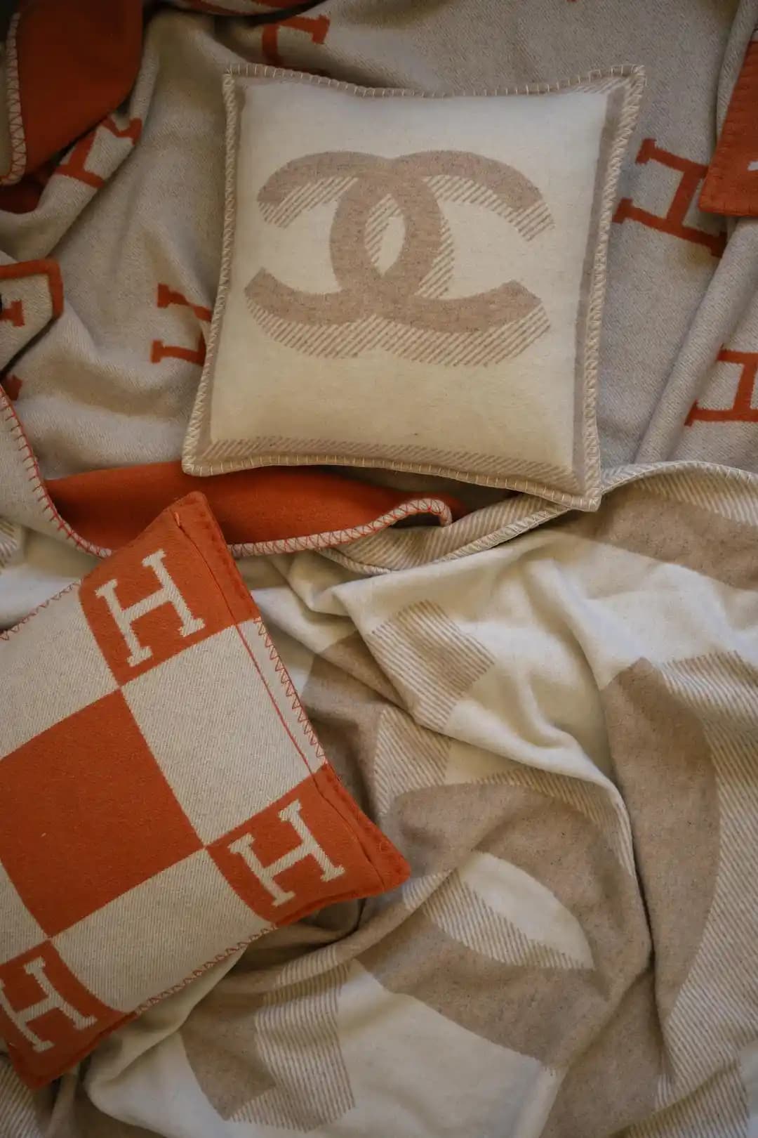 Chanel ve Hermès Atkı ve Yastık Setleri: Kalite, Kullanım ve Fiyat Karşılaştırması