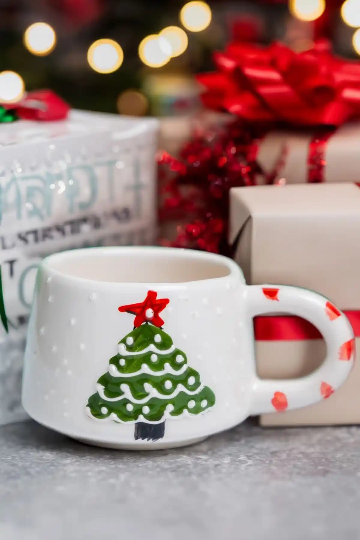 El Yapımı Yılbaşı Temalı Seramik Kupa: Estetik ve Fonksiyonellik Bir Arada