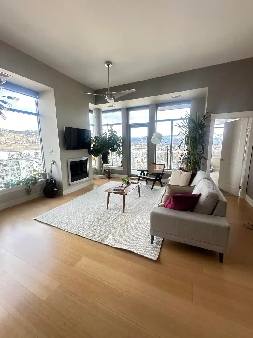 Ev Dekorasyonunda İki Farklı Oturma Odası Yerleşim Düzeni ve Eksiklik Analizi