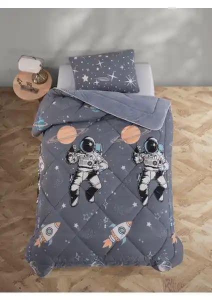 Formeya Astronot Desenli ve Yüncü Hanım Merinos Kuzu Yünü Yorganların Karşılaştırması