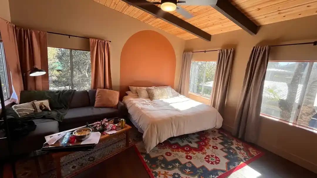 Kemerli Yatak Üstü Duvar Dekorasyonu İçin Estetik ve Fonksiyonel Tasarım Önerileri