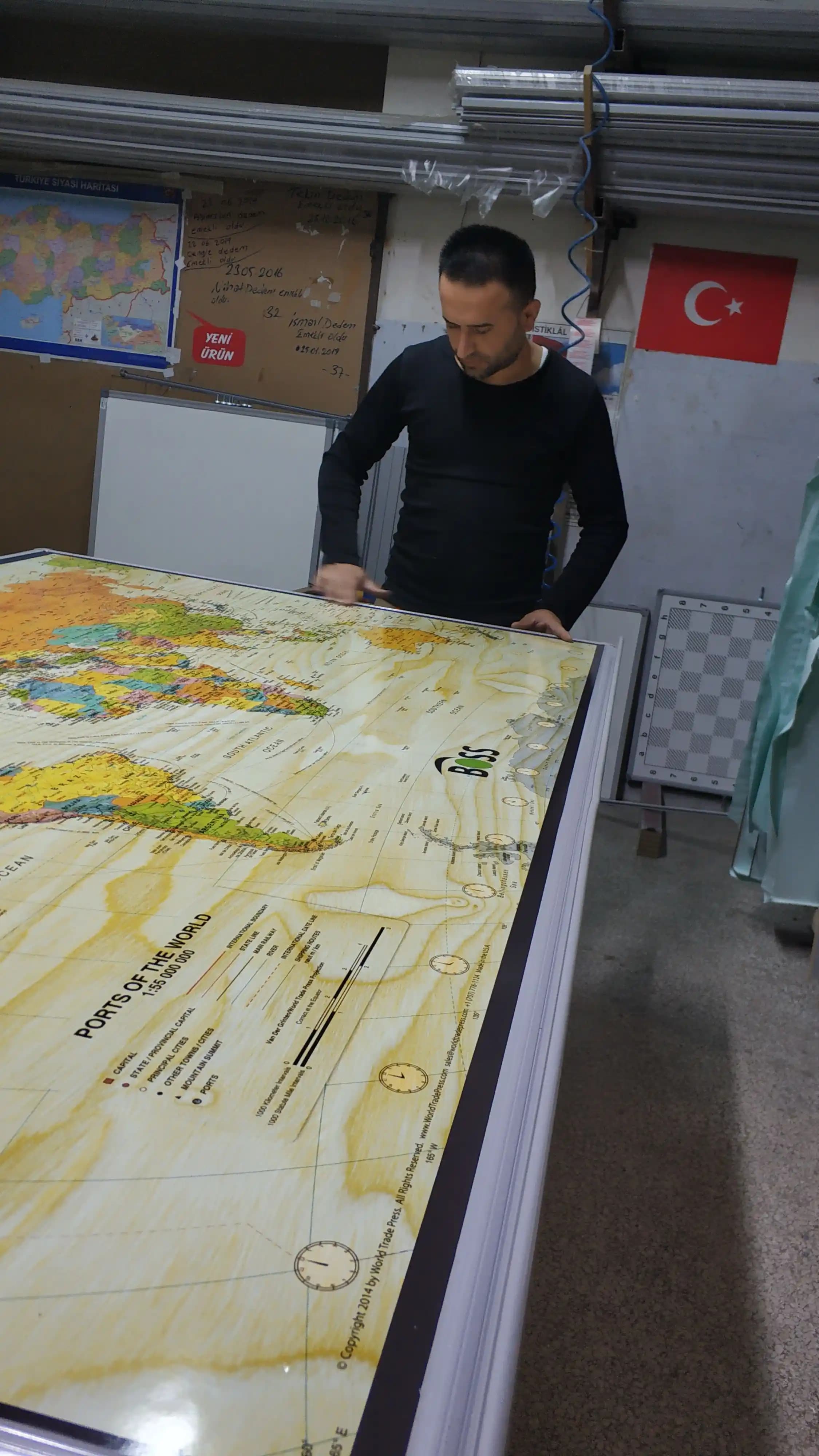 Kiralık Yatak Odasındaki Büyük Harita Duvarını Estetik ve Geçici Yöntemlerle Kapatma