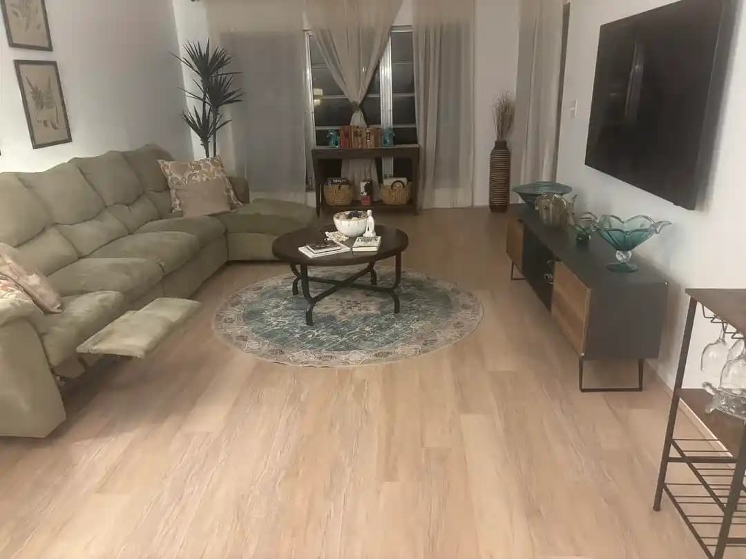 Koyu Ahşap Mobilyalarla Uyumlu Ev Dekorasyonunda Renk ve Alan Kullanımı Teknikleri