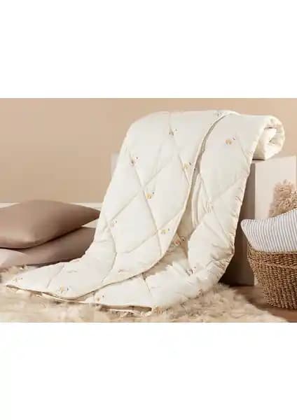 Madame Coco Fayence Çift Kişilik Yün Yorgan: Doğal Malzemelerle Konfor ve Fonksiyonellik