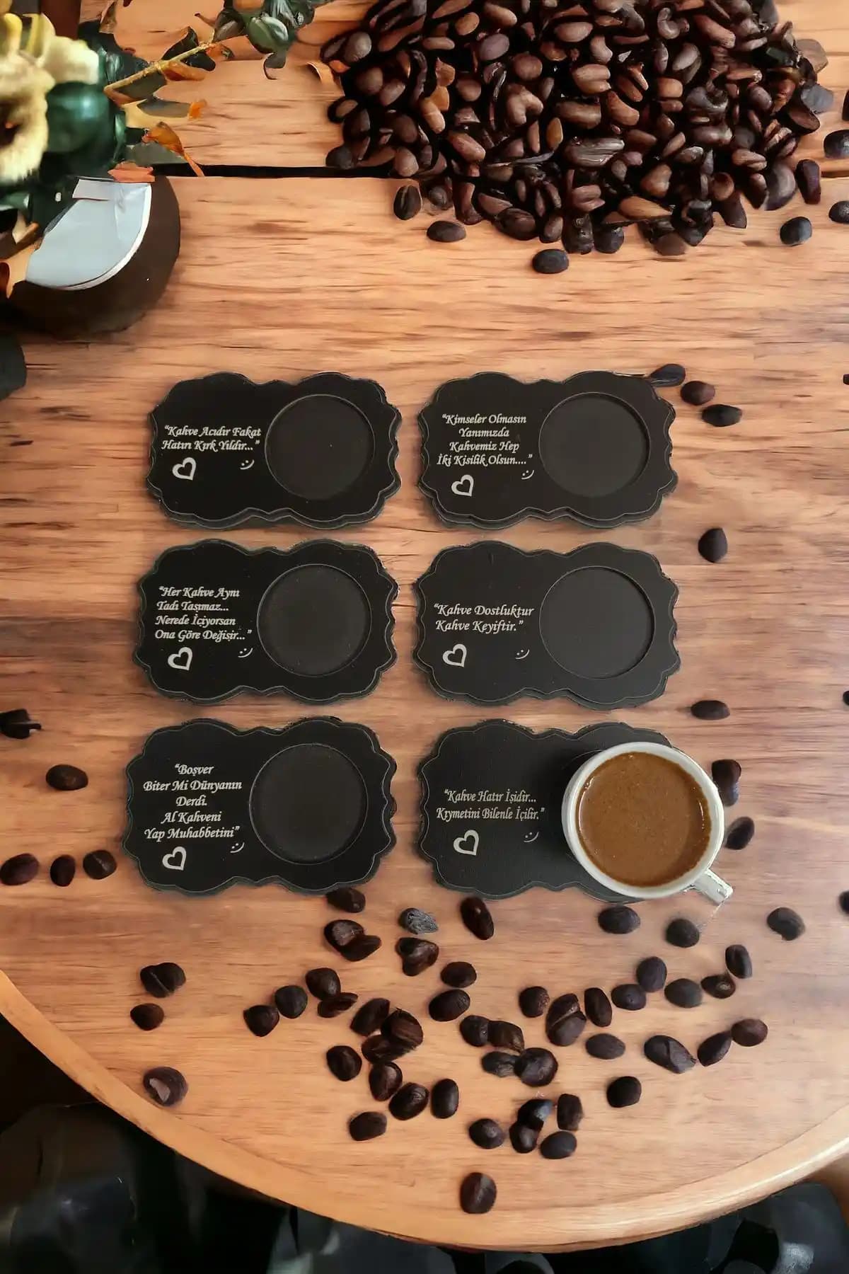 Modern Siyah Ahşap Kahve Sunum Altlıkları: Estetik ve Dayanıklı Tasarım