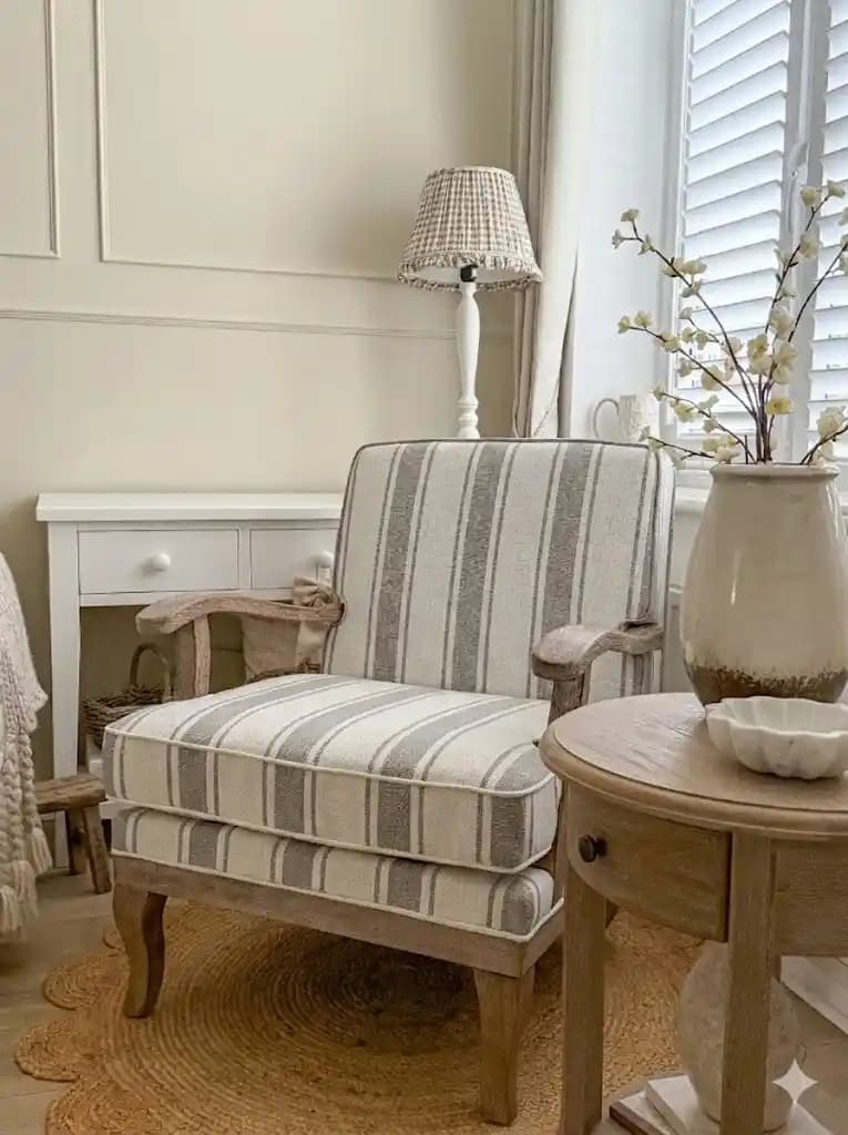 Okuma Köşesi Tasarımında Mobilya Seçimi, Renk Kullanımı ve Aydınlatma Dengesi