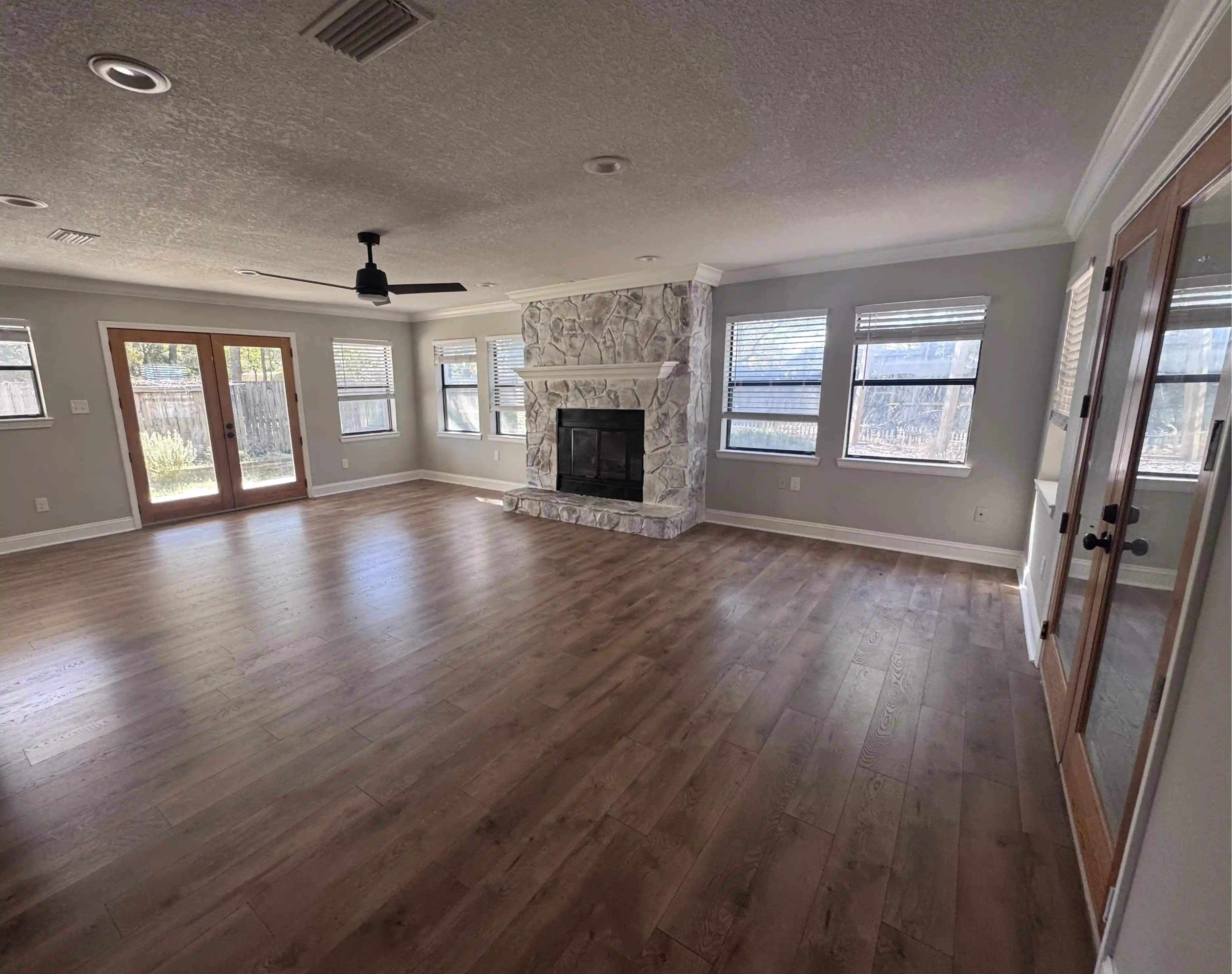 Oturma Odasında Televizyon Yerleşimi: Pencere ve Şömine Engellerine Uygun Çözümler