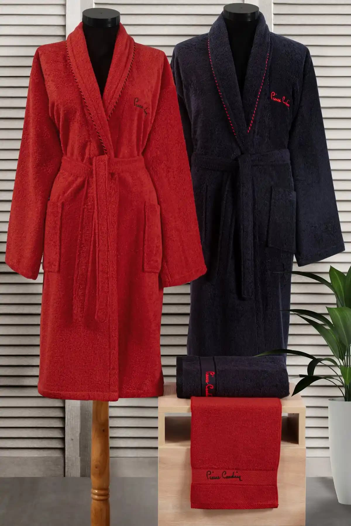 Pierre Cardin 4'lü Aile Bornoz Seti Kırmızı Siyah Konfor ve Şıklık Sunar