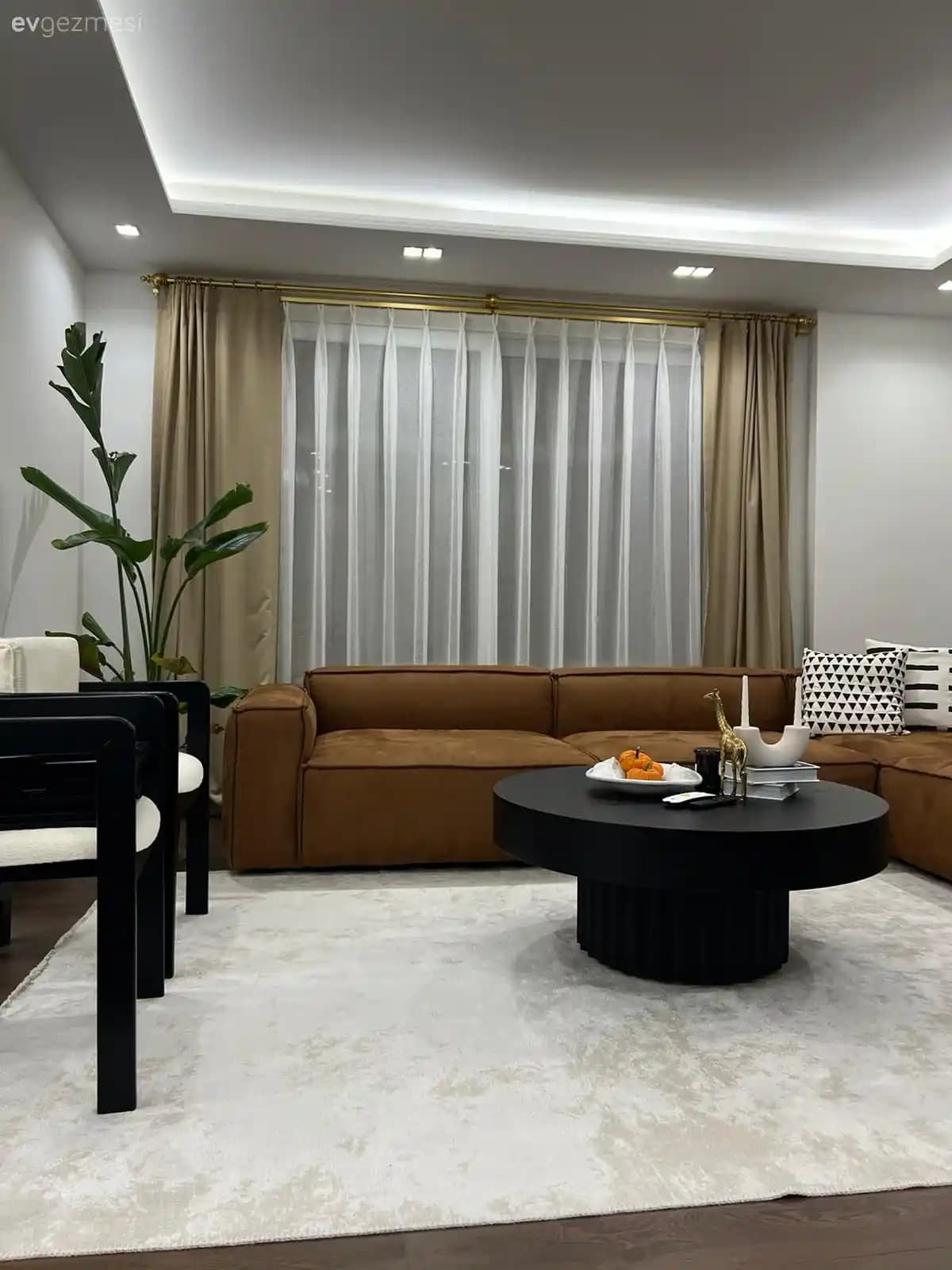 Salon Dekorasyonunda Sonbahar Teması İçin Halı, Perde ve Aksesuar Seçimi Önerileri