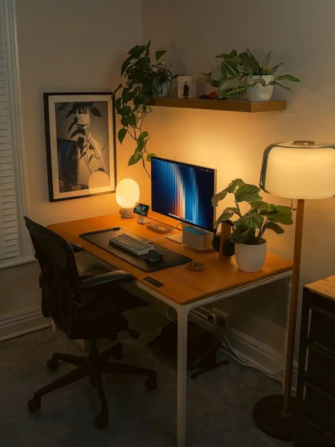 Sıcak Tonlu ve Dolaylı Aydınlatmalı Masa Lambası Seçimi: Konfor ve Verimlilik İçin Rehber