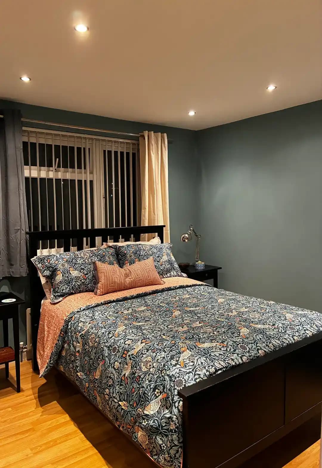 Soğuk Tonlu Duvarlarda Perde Rengi Seçimi ve Yatak Örtüsü Uyumu