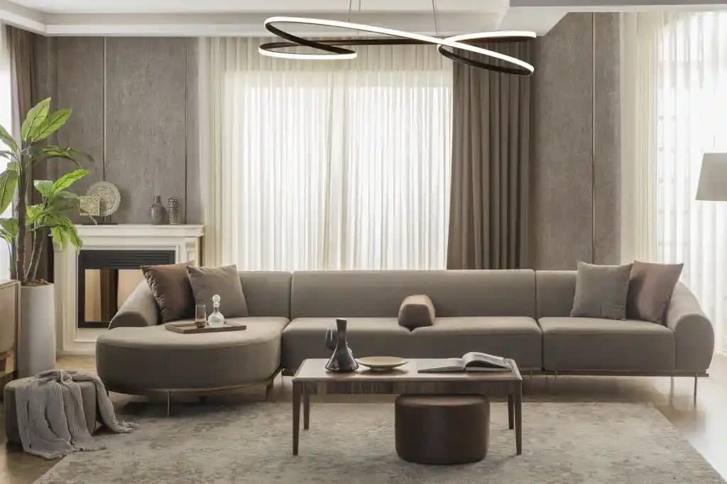 Uzun Köşe Koltuk Yanındaki Duvarlarda Resim Yerleştirme Teknikleri ve Görsel Denge