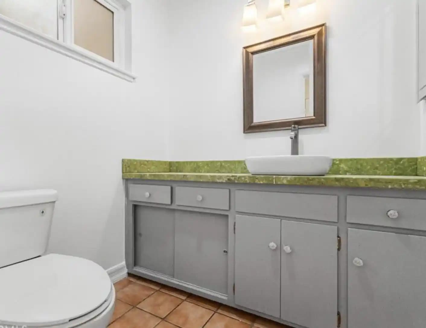 Yeşil Tezgah ve Zeminli Banyoda Renk Uyumu ve Dekorasyon Çözümleri