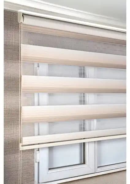 Perde Seçiminde Krem Renk Geçişli Zebra ve Düz Stor Perde Karşılaştırması