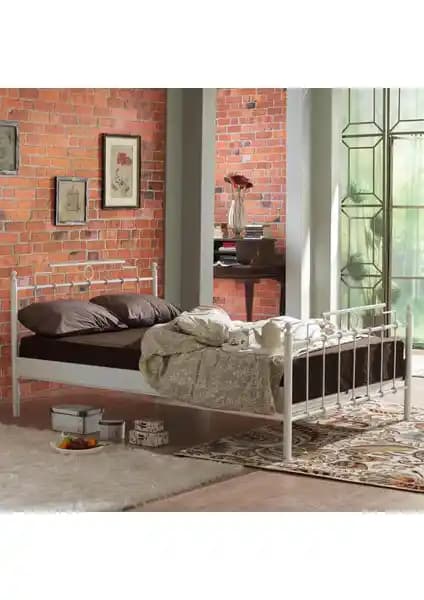 Unimet Hatkus Çift Kişilik Ferforje Metal Yatakları Beyaz ve Siyah Seçenekleriyle Karşılaştırması