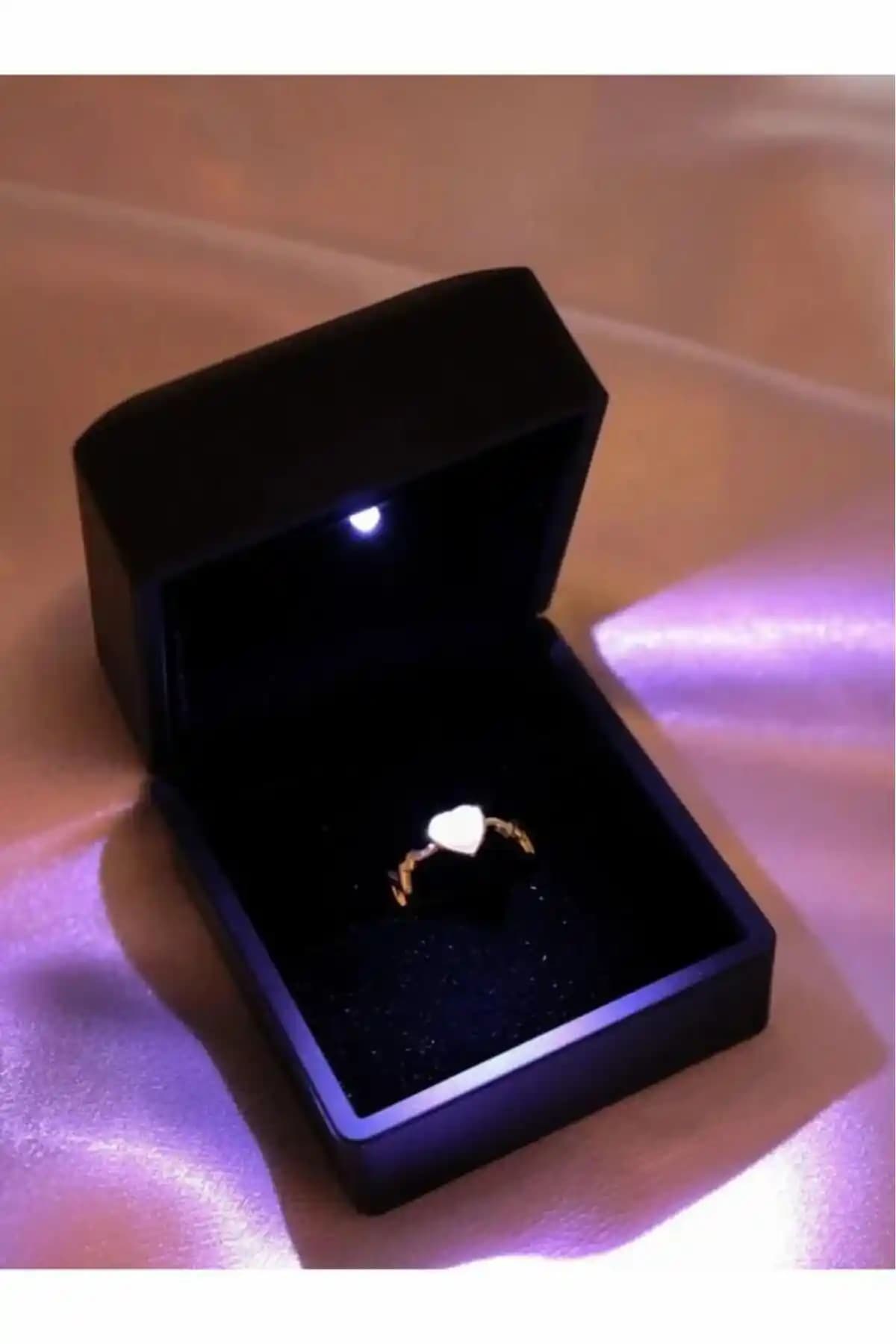 BLVCK ve Söğütlü Silver Led Işıklı Yüzük Kutuları Karşılaştırması