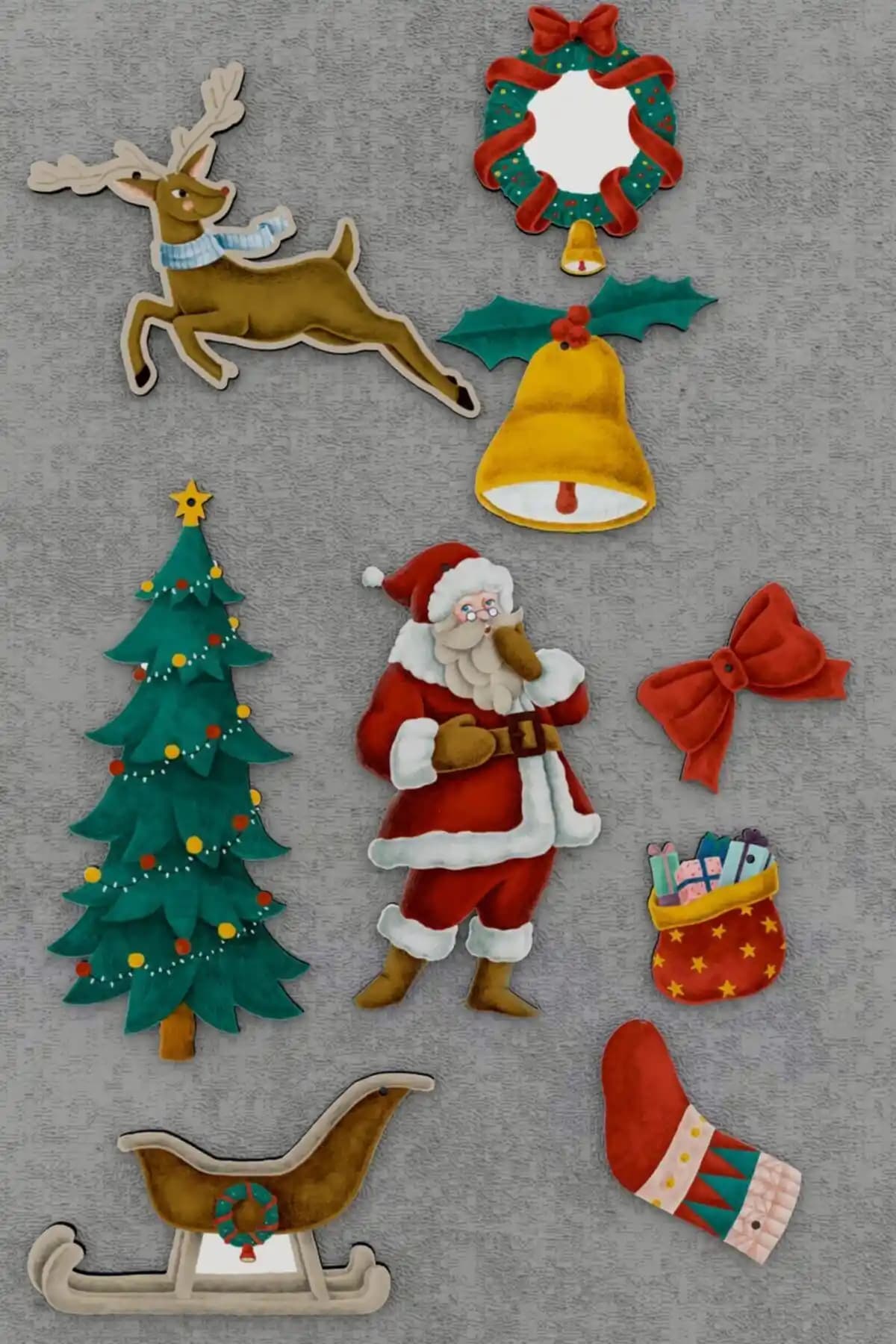 Yılbaşı Süsleri Karşılaştırması: Ahşap Ağaç Süsleri ve Noel Baba Figürleri