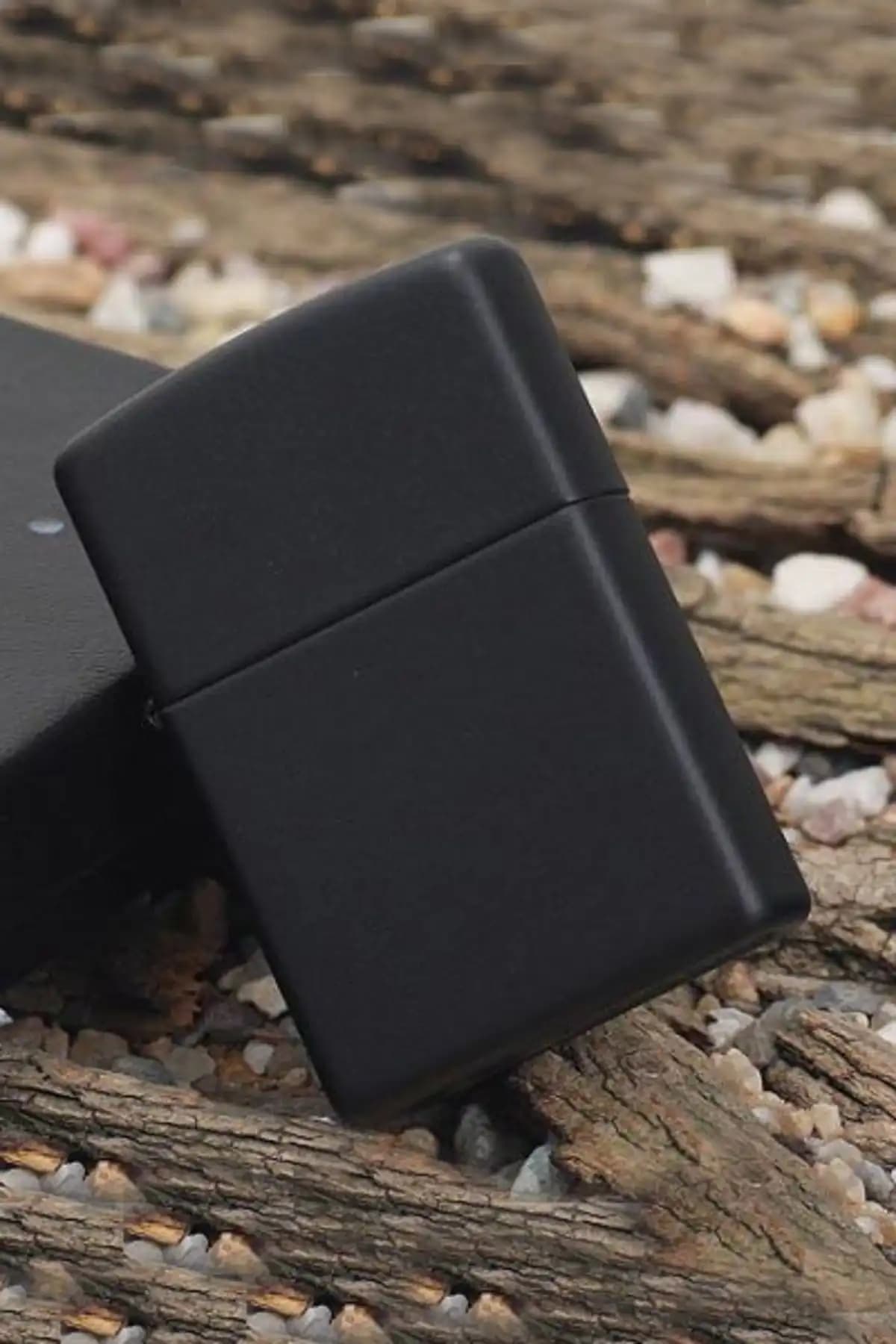 Zippo Çakmak Black Matte ve Logolu Ebony Parlak Siyah Karşılaştırması 1