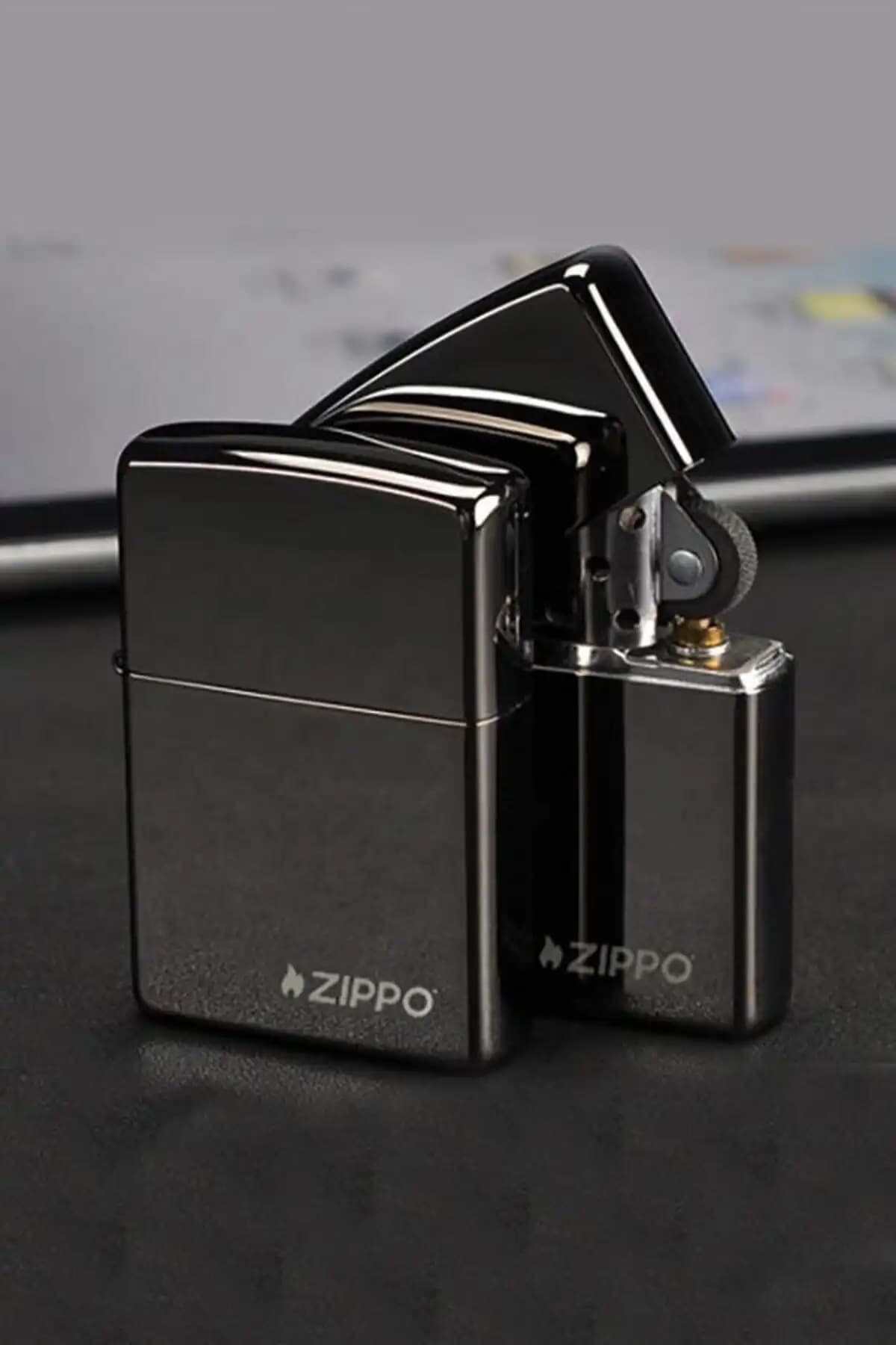 Zippo Çakmak Black Matte ve Logolu Ebony Parlak Siyah Karşılaştırması 2
