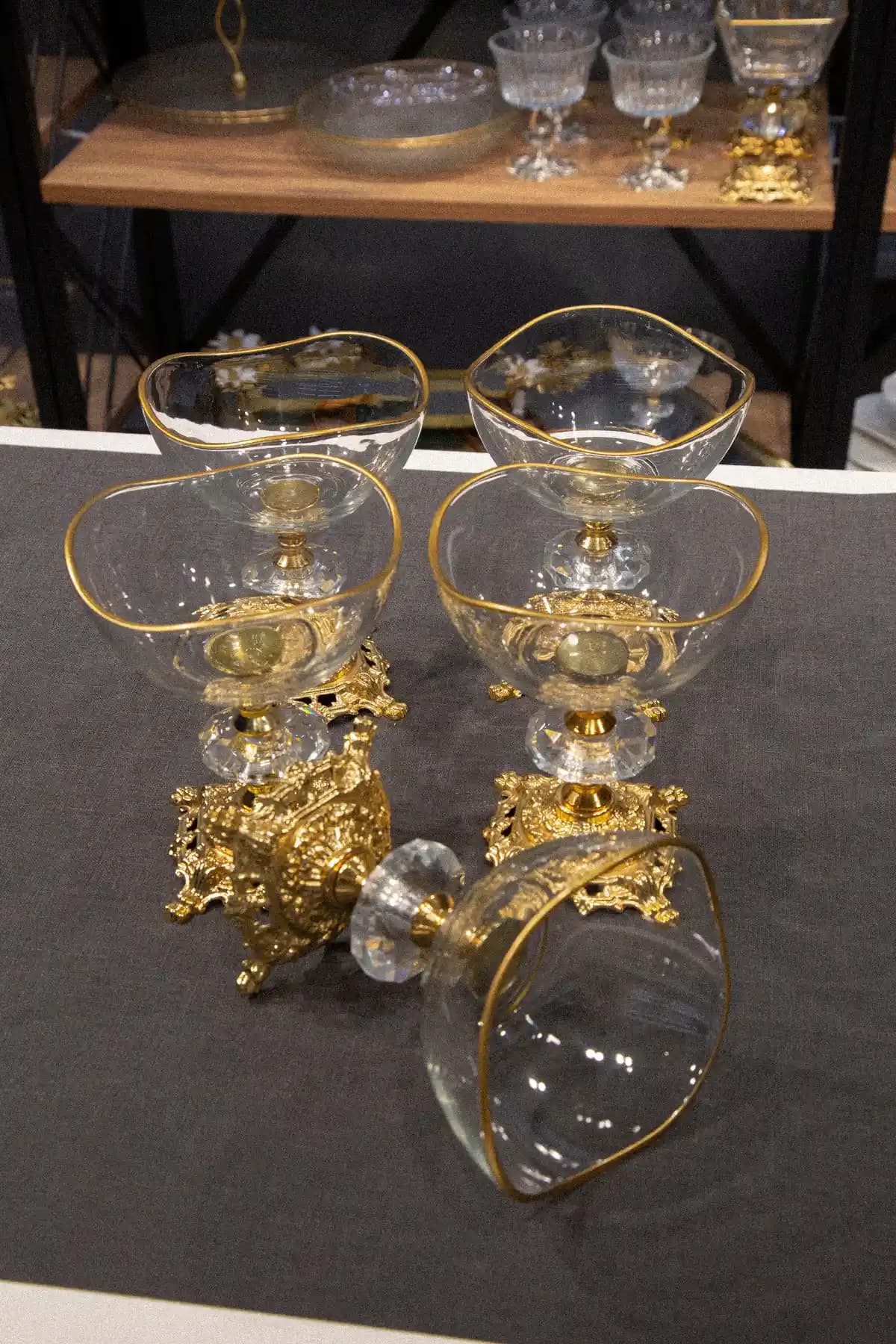 ARGKRİSTAL Metal Ayaklı Vira Gold Detaylı Sütlü Tatlı Kasesi Şık ve Çok Yönlü Kullanım İmkanıyla