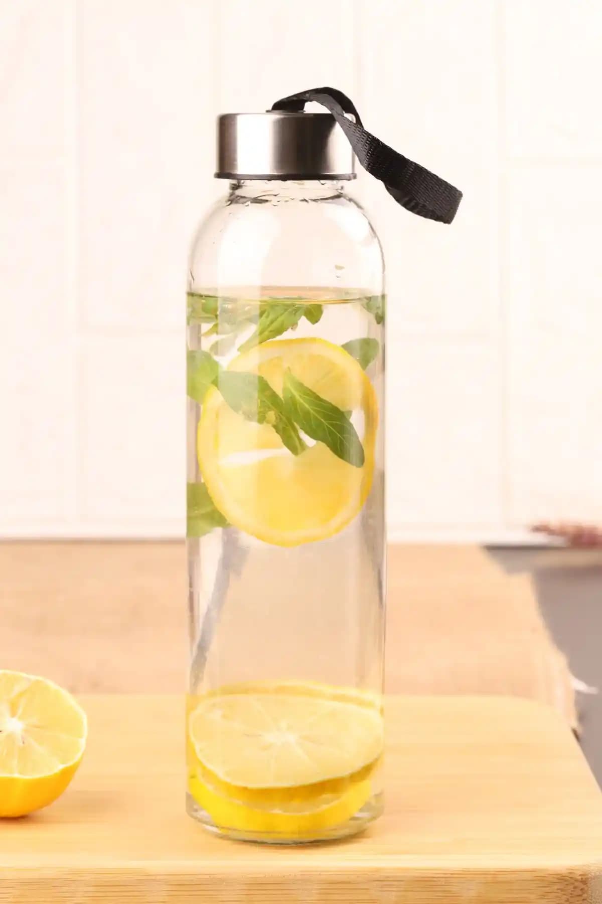 Atbyhome H2o Metal Kapaklı Cam Matara 500 ml Siyah Sağlıklı ve Şık Tasarım