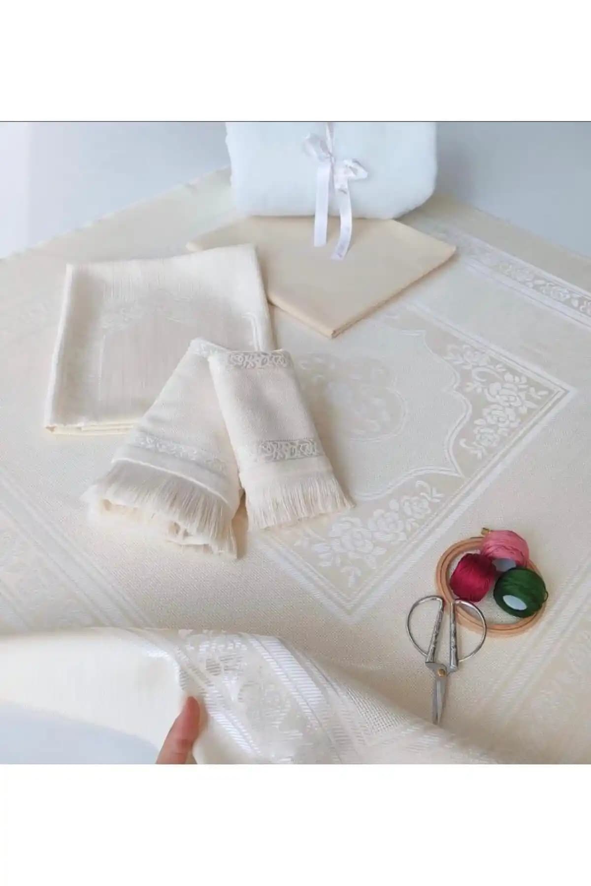 AYHANHOME 4'lü Kanaviçe Seti Ev Dekorasyonu İçin Zarif ve Dayanıklı Tasarım