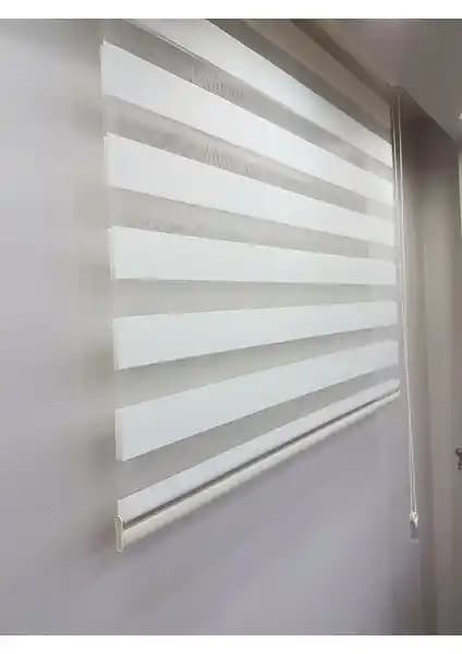 Brillant Stor Zebra Perde Ekru MZ508: Modern ve Kullanışlı Dekorasyon Parçası