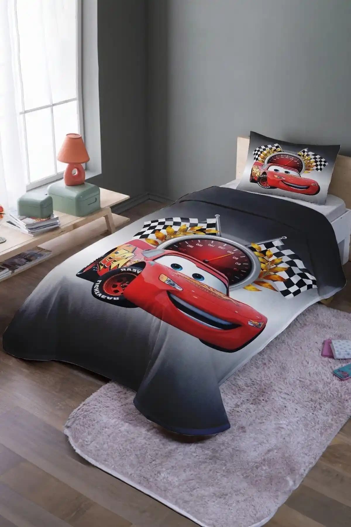 Ev yaşamınıza şıklık ve konfor katacak modern Mcqueen desenli yatak örtüsü ve pike takımı