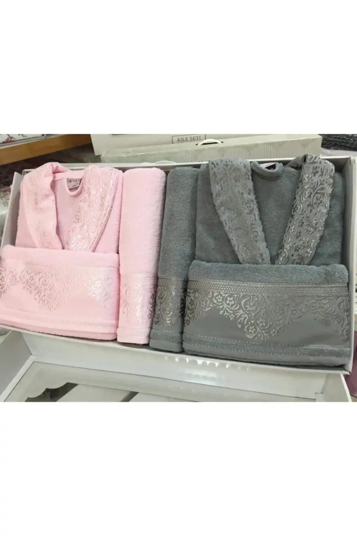 Fiesta 537 Yıldız Desen Pembe-Gri Bornoz Seti: Estetik ve Konfor Sunan Modern Tasarım