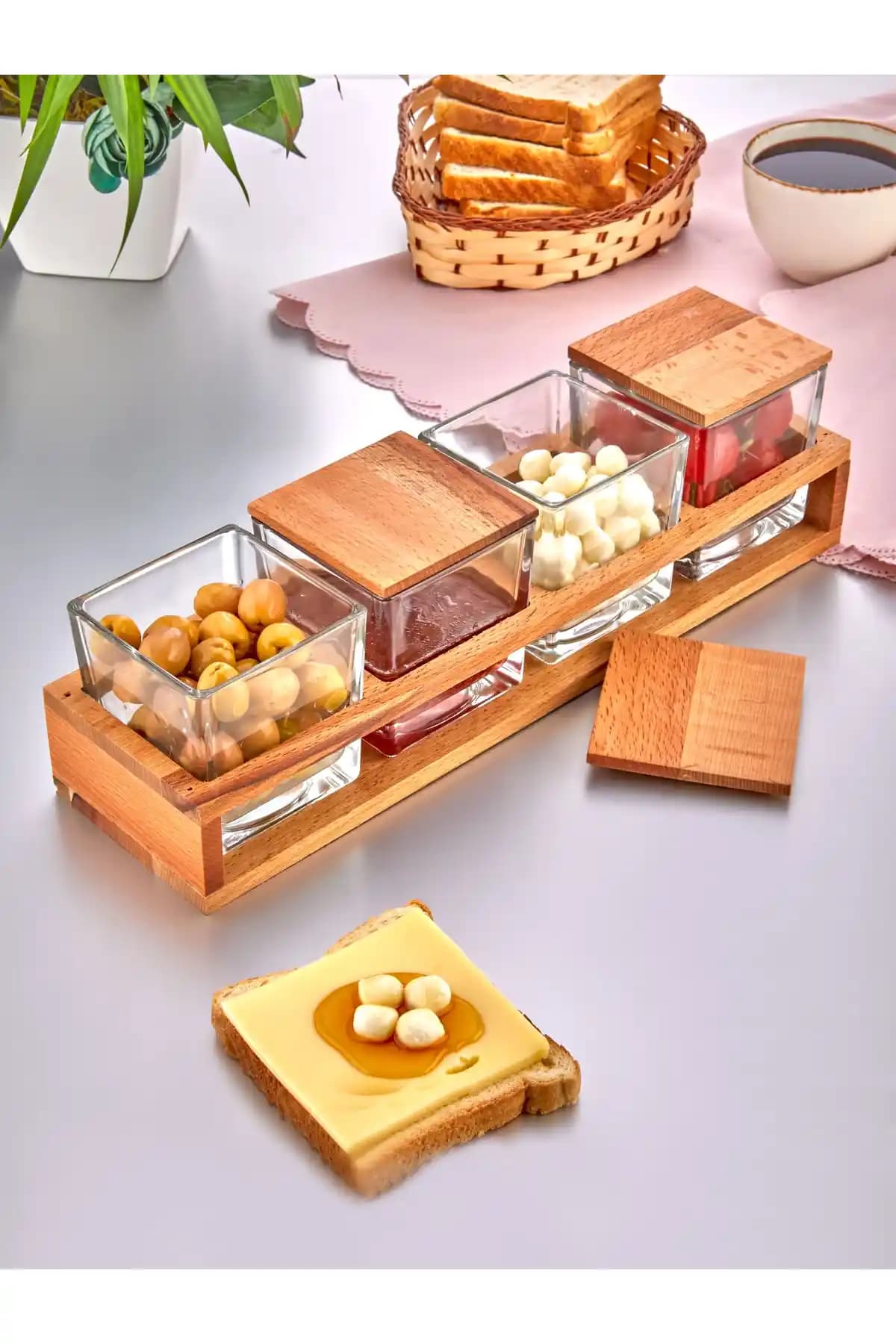 İLİVA 4’lü Ahşap Standlı Kapaklı Cam Kahvaltılık Seti Modern ve Şık Sunumlar İçin