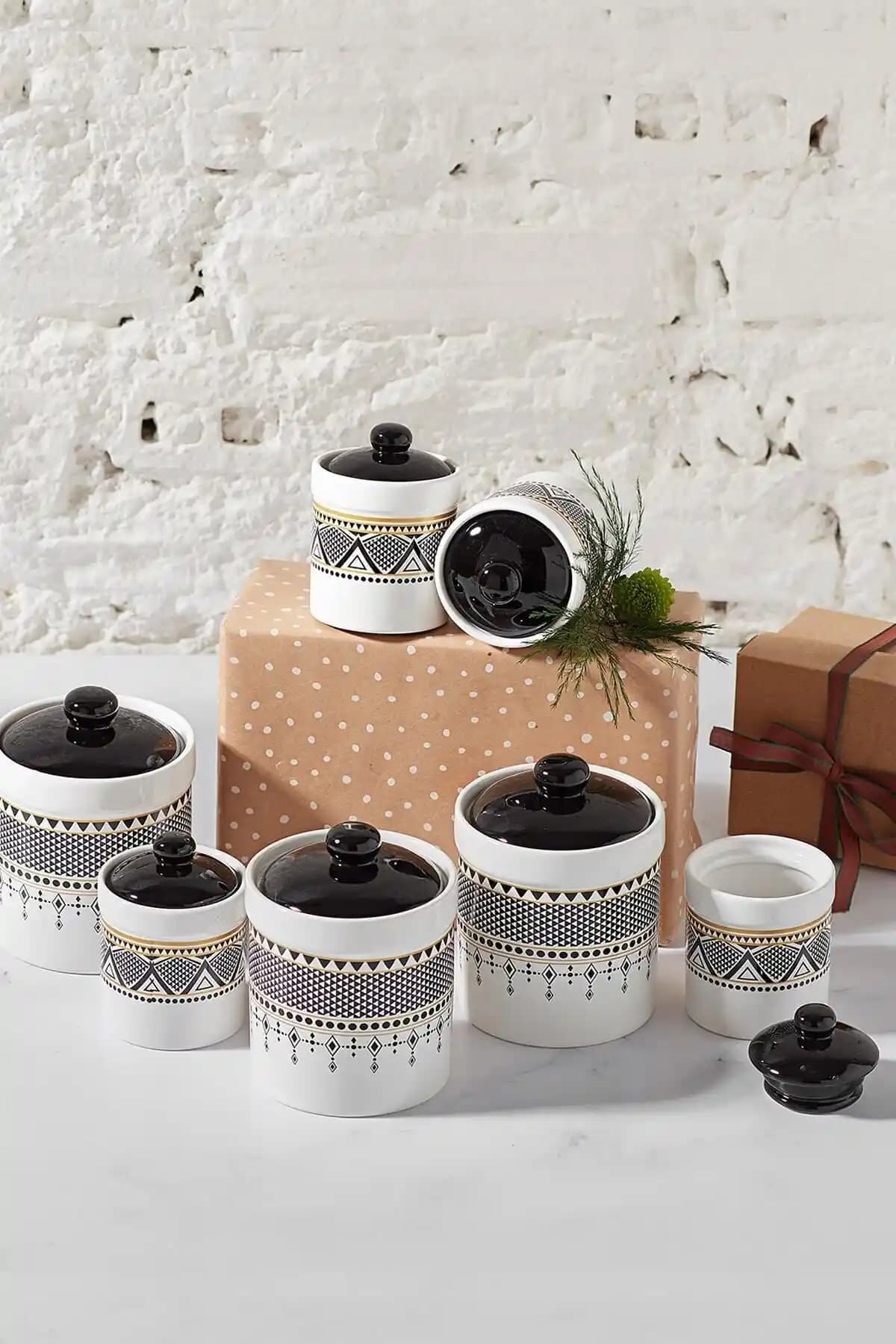 Karaca Globe 7'li Vakumlu Kapaklı Baharat Takımı: Şık ve Dayanıklı Mutfak Aksesuarı