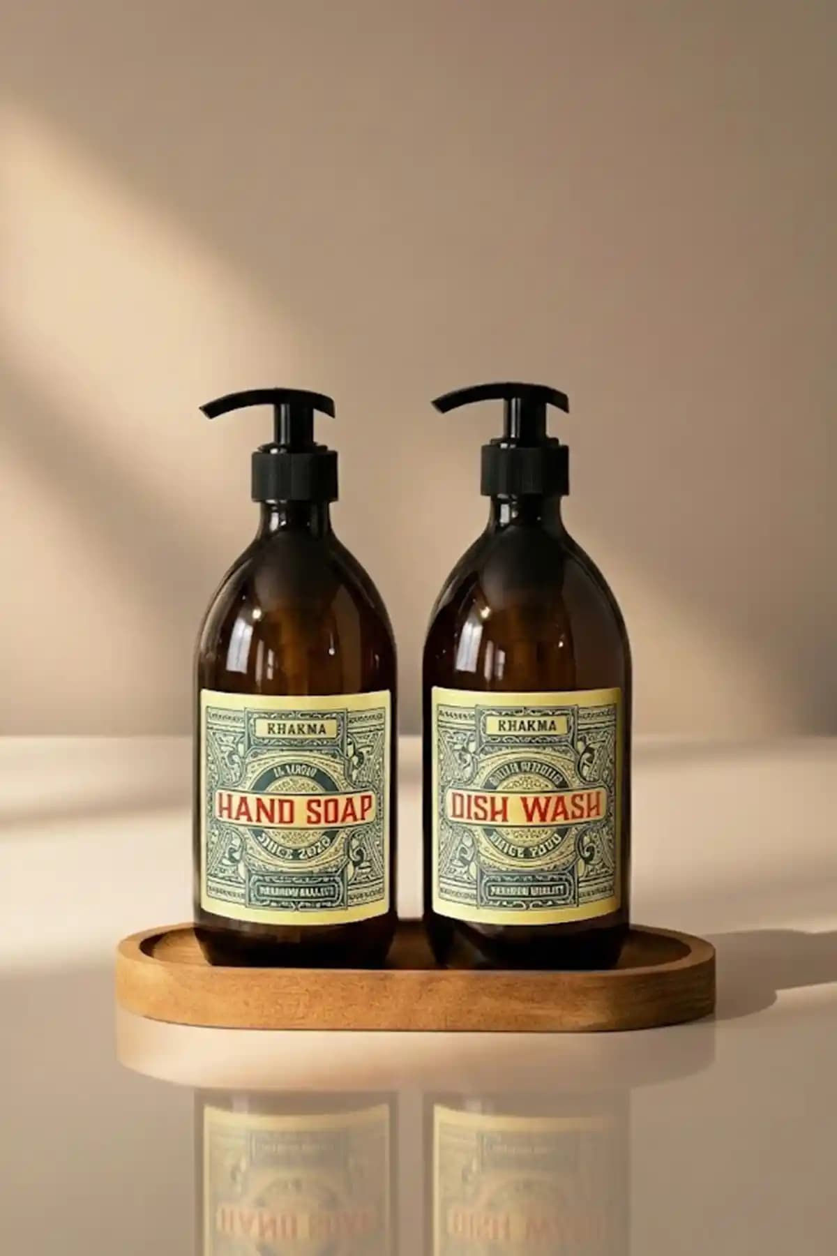 KHAKMA Ahşap Standlı 500 ml Amber Renkli Vintage Cam Sabunluk Seti: Estetik ve Fonksiyonellik Bir Arada