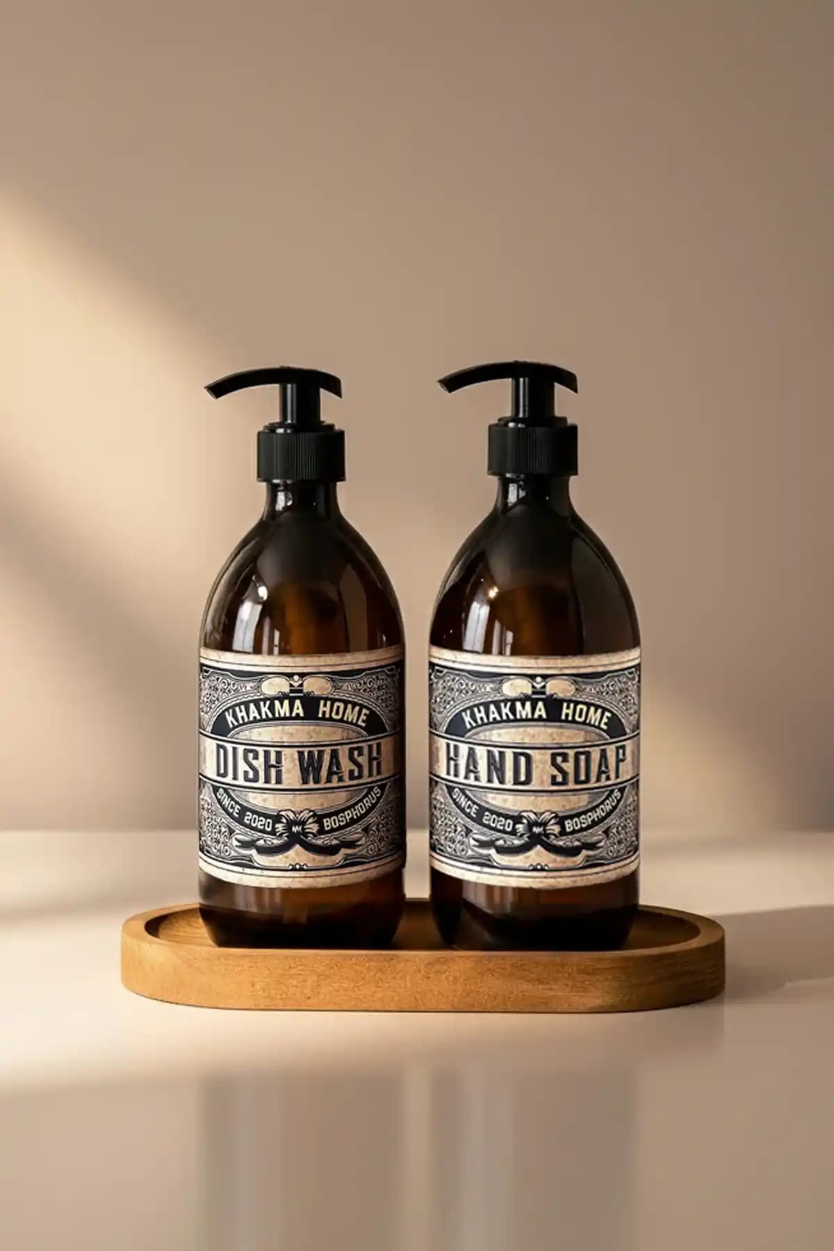 KHAKMA Ahşap Stantlı 500 Ml Amber Renkli Vintage Cam Sabunluk Seti: Estetik ve Fonksiyonellik Bir Arada