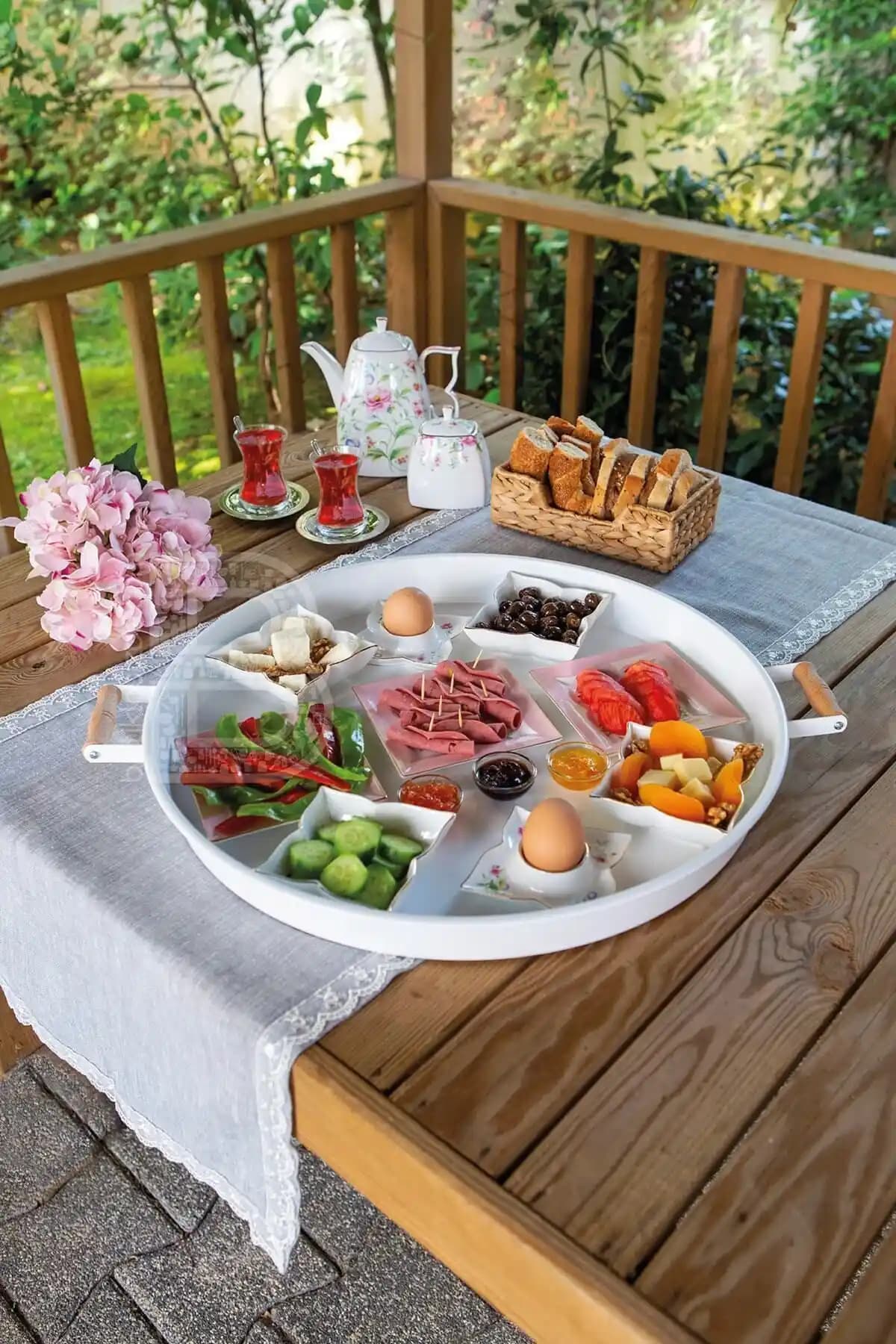 Kitchen Trend Metal 51 Cm Beyaz Ahşap Kulplu Yuvarlak Tepsi: Şık ve Dayanıklı Mutfak Servis Aracı