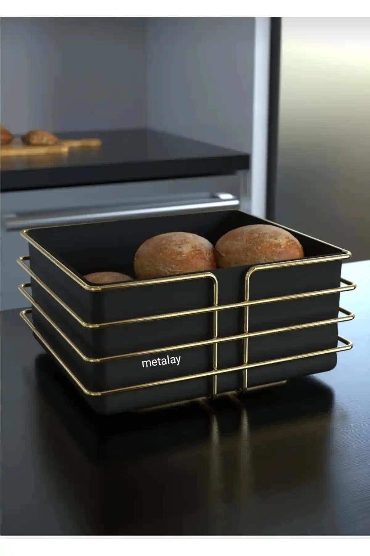 Metal Şeritli Kare Gold Ekmeklik: Şıklık ve Dayanıklılığı Bir Arada Sunan Modern Tasarım