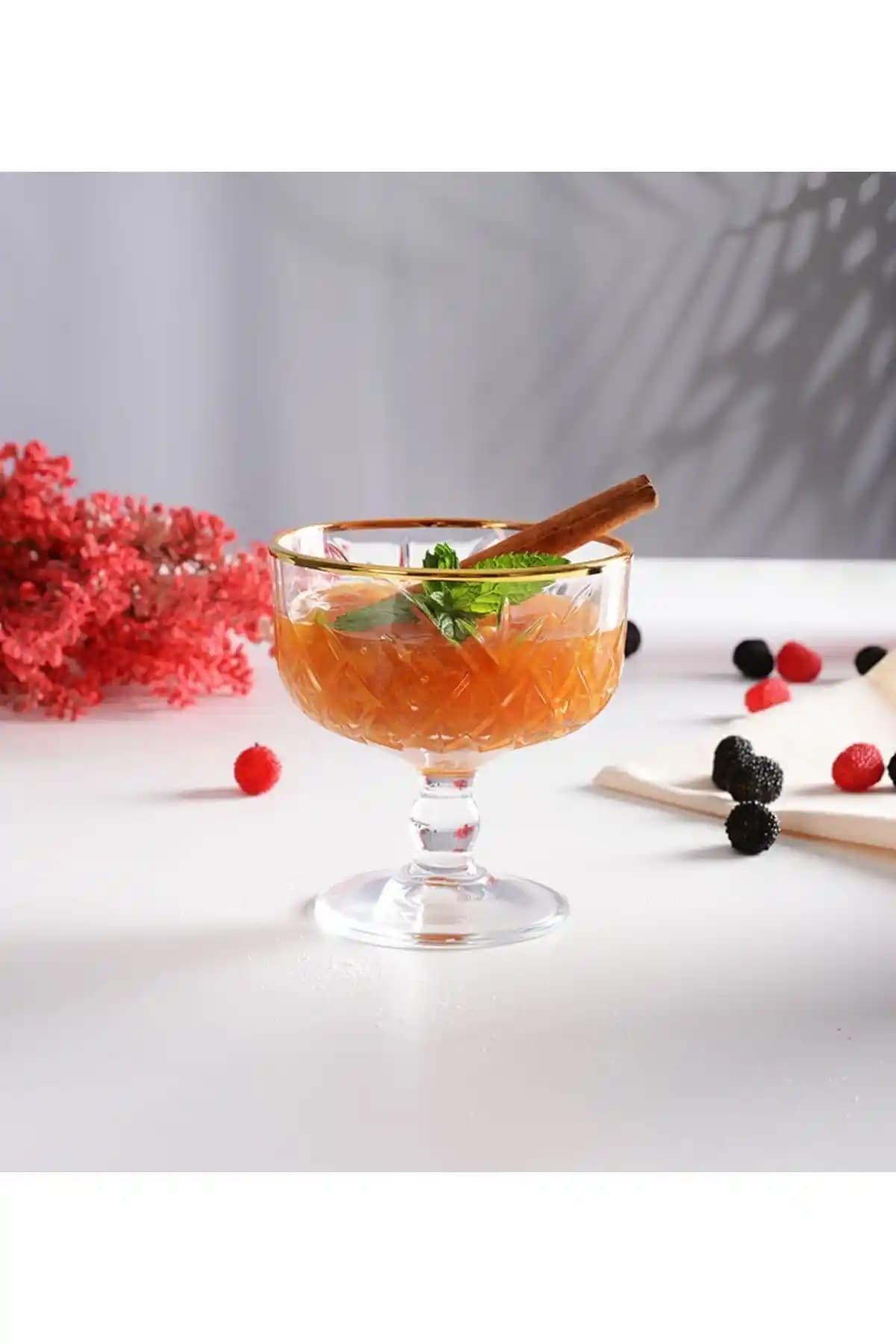 Paşabahçe Timeless Golden Touch 4'lü Ayaklı Dondurmalık Seti Şıklık ve Fonksiyonellik Sunar