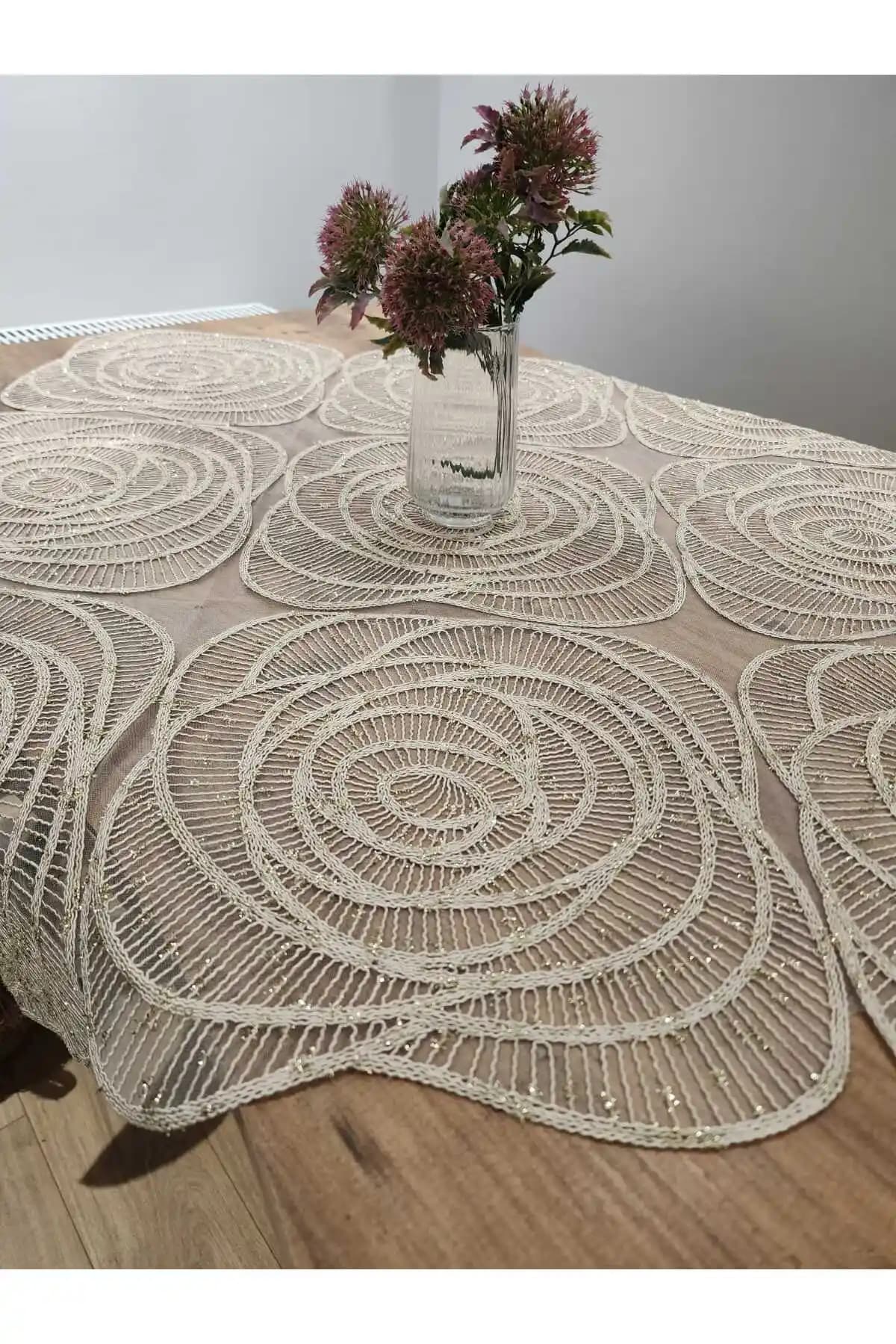 YALINSHOME Lüks Masa Örtüsü ve Fiskos Dantel Gold Simli Bej 95x95cm Şıklık ve Dayanıklılık