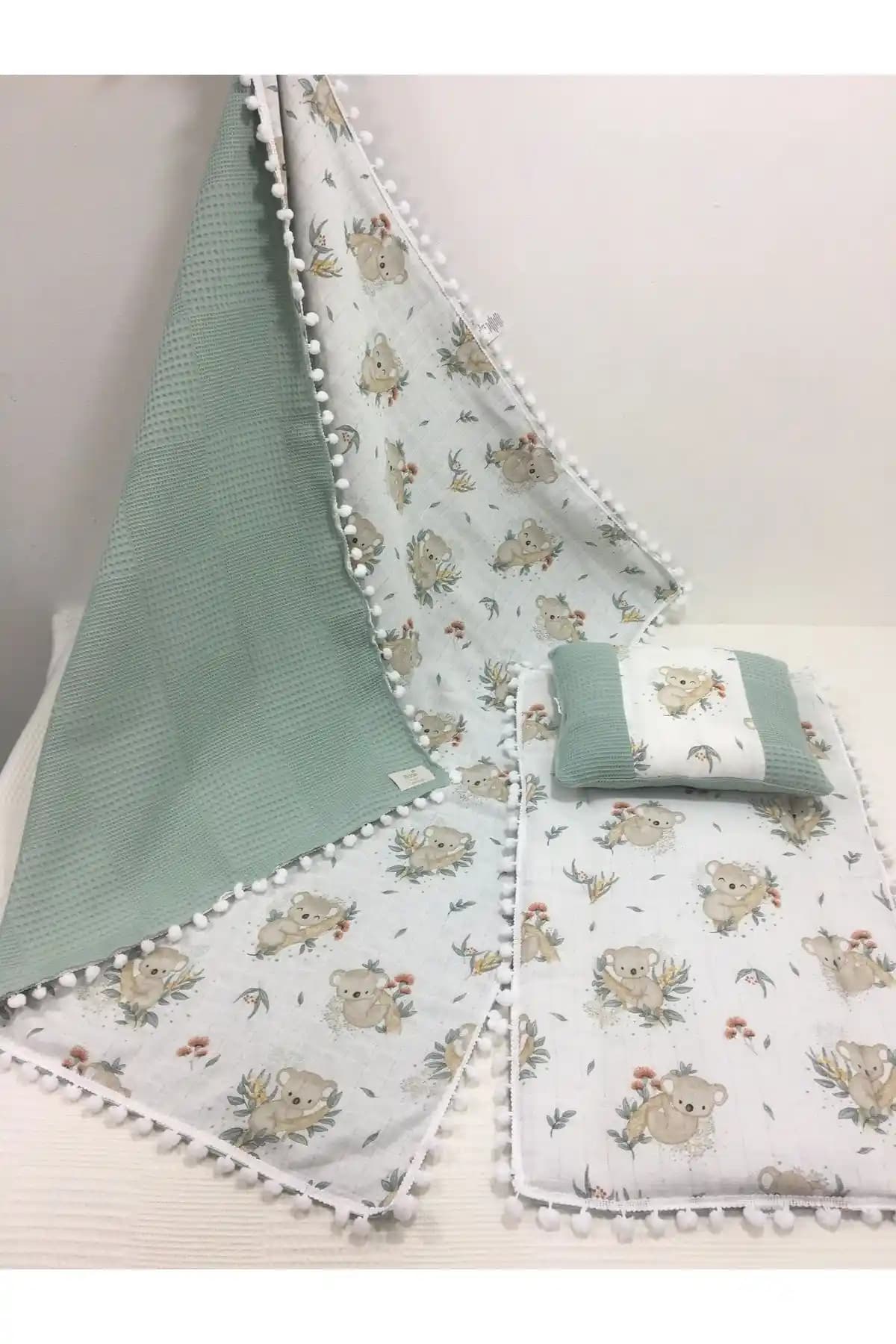 Yeşil Renkli Muslin Kumaş Bebek Seti: Alt Açma, Yastık ve Battaniye ile Konfor ve Şıklık