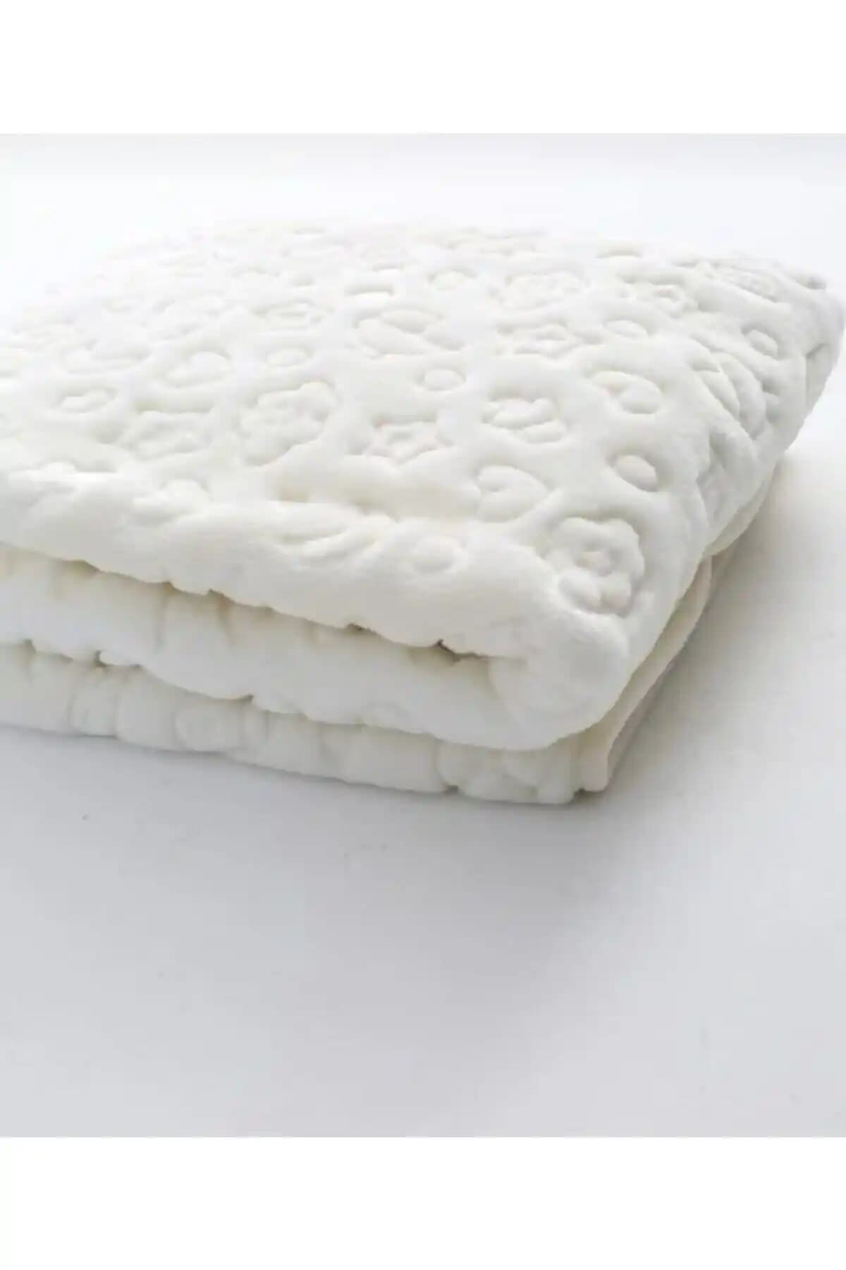 YukoBaby Kabartmalı Peluş Bebek Battaniyesi Ekru Renk ve Çiçek Deseni ile Şık ve Konforlu