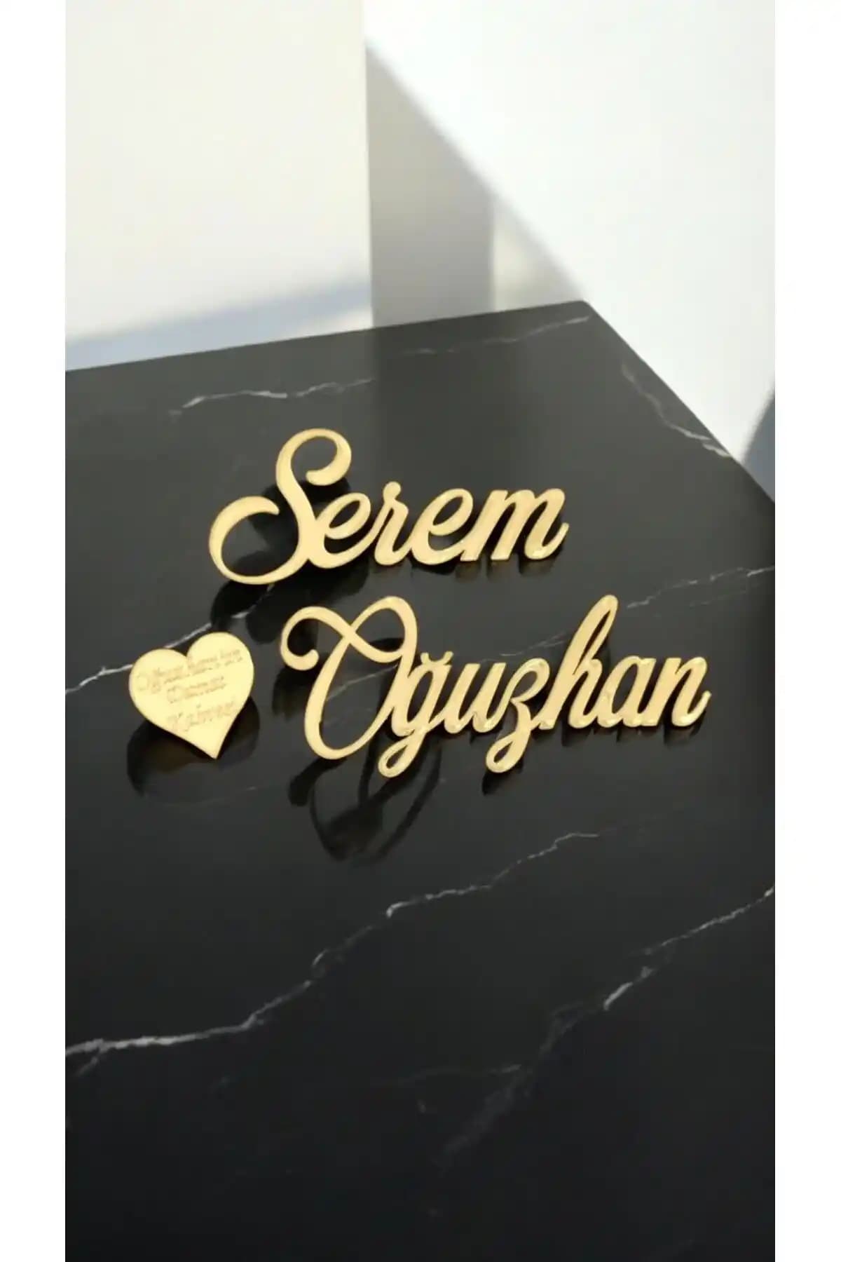 ÇizHome Gold Pleksi İsimlikler ve Kalpli Damat Kahvesi ile Şık Davet Detayları