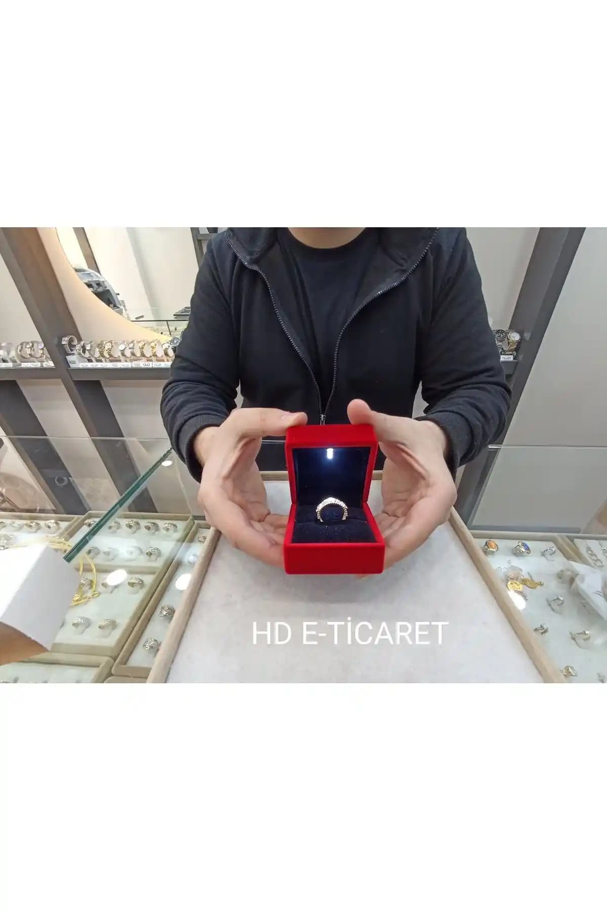 HD Kutu Işıklı Yüzük Kutusu Kırmızı Kadife Şık ve Fonksiyonel Tasarım