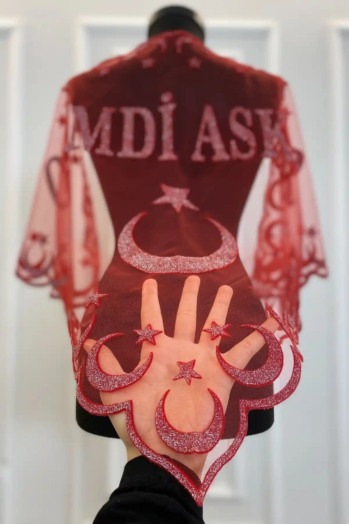 ZEYMERADE Kırmızı Simli O Şimdi Asker Şalı Örtüsü: Geleneksel ve Modern Tasarımın Şık Buluşması