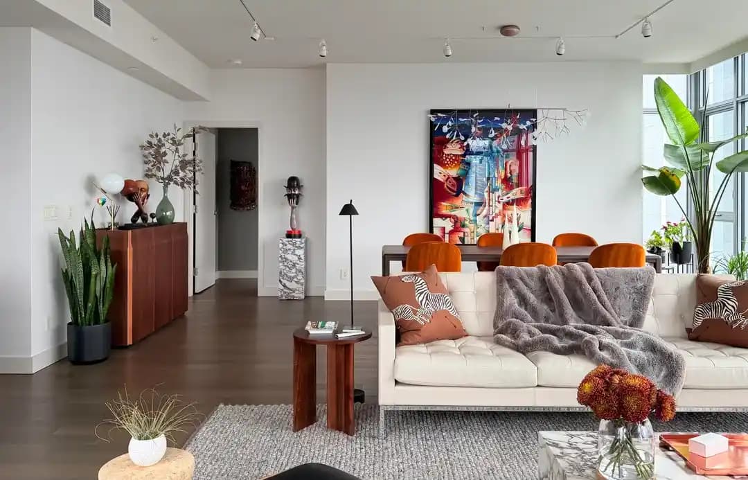 Açık Konsept Yaşam Alanı Dekorasyonunda Mobilya, Renk ve Sanat Uyumu Başarısı