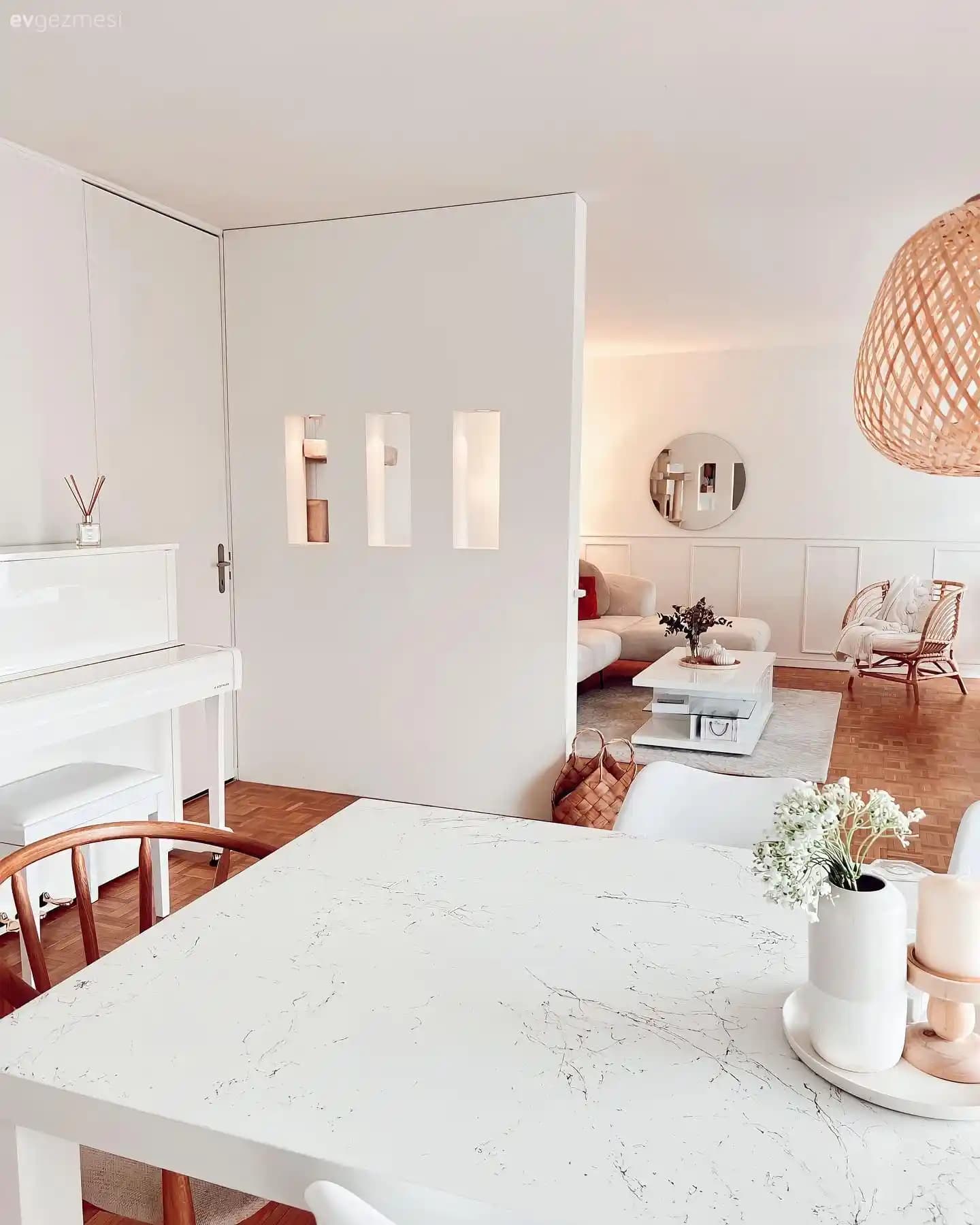 Beyaz Duvarlar ve Açık Ahşap Zeminlerde Huzurlu Oturma Odası İçin Koltuk Rengi Seçimi