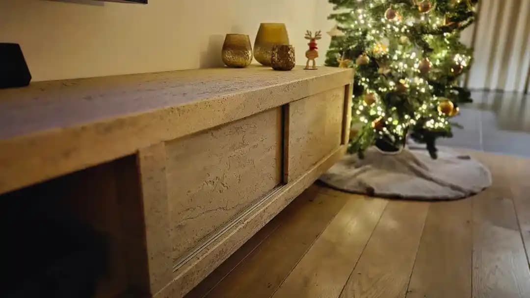 Doğal Taş Travertino Noce ile Tasarlanmış Yüzer Medya Konsolu Tasarımı ve Özellikleri