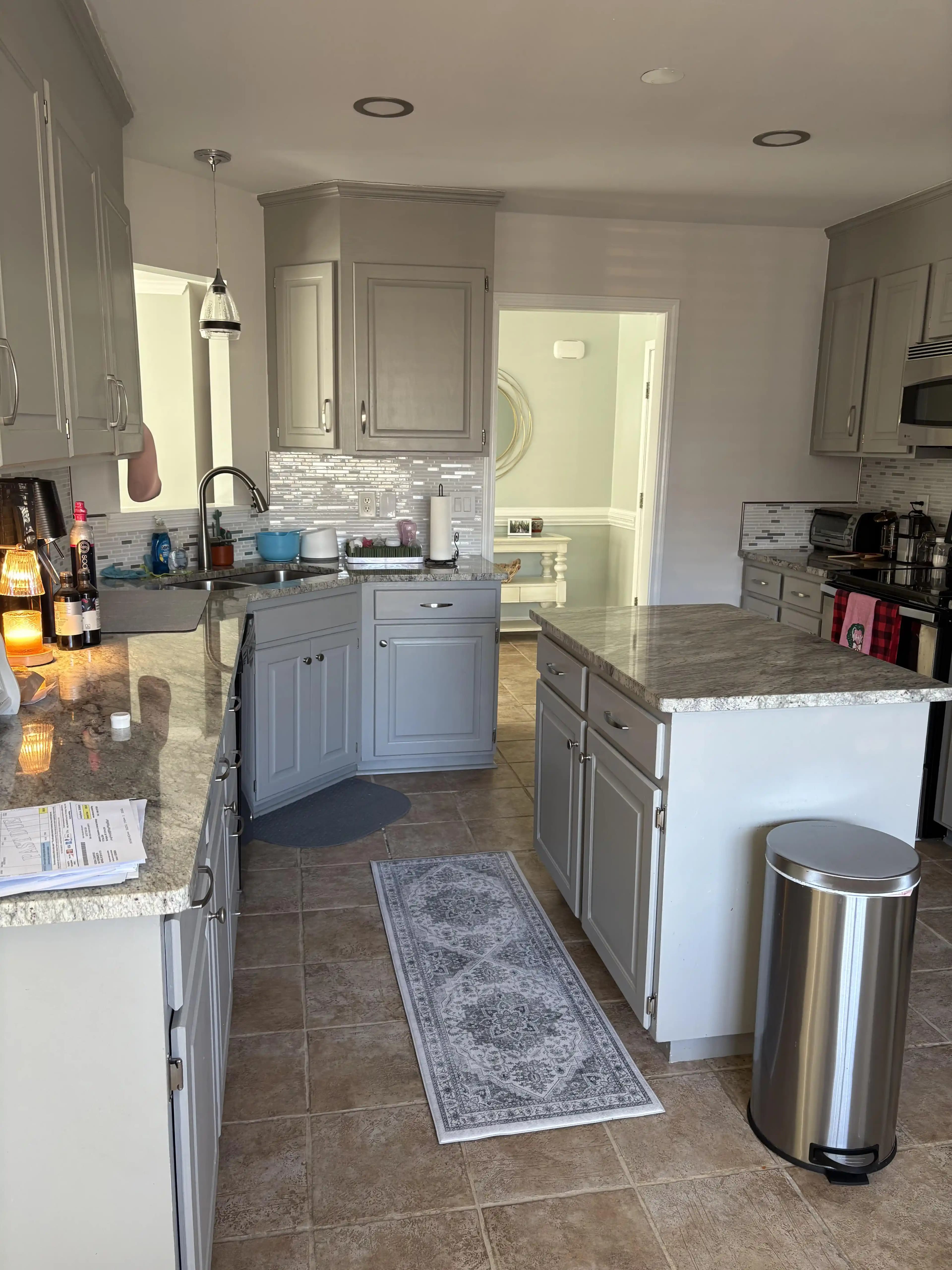 Gri Tonlardaki Mutfaklarda Sıcaklık ve Akış Yaratmak İçin Tasarım Önerileri