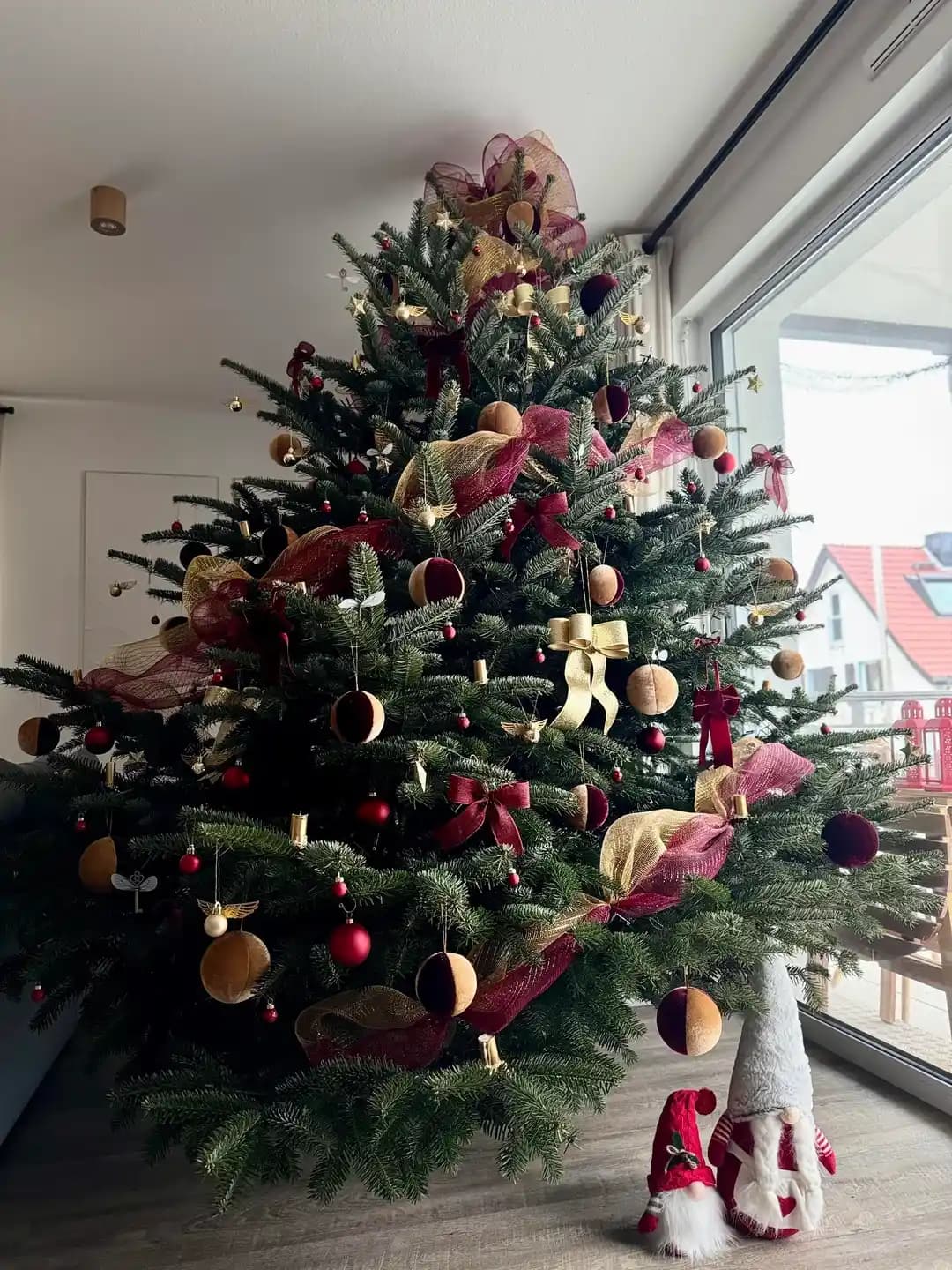 Gryffindor Temalı El Yapımı Noel Ağacı ve Kadife Süslemelerin Detaylı Yapımı