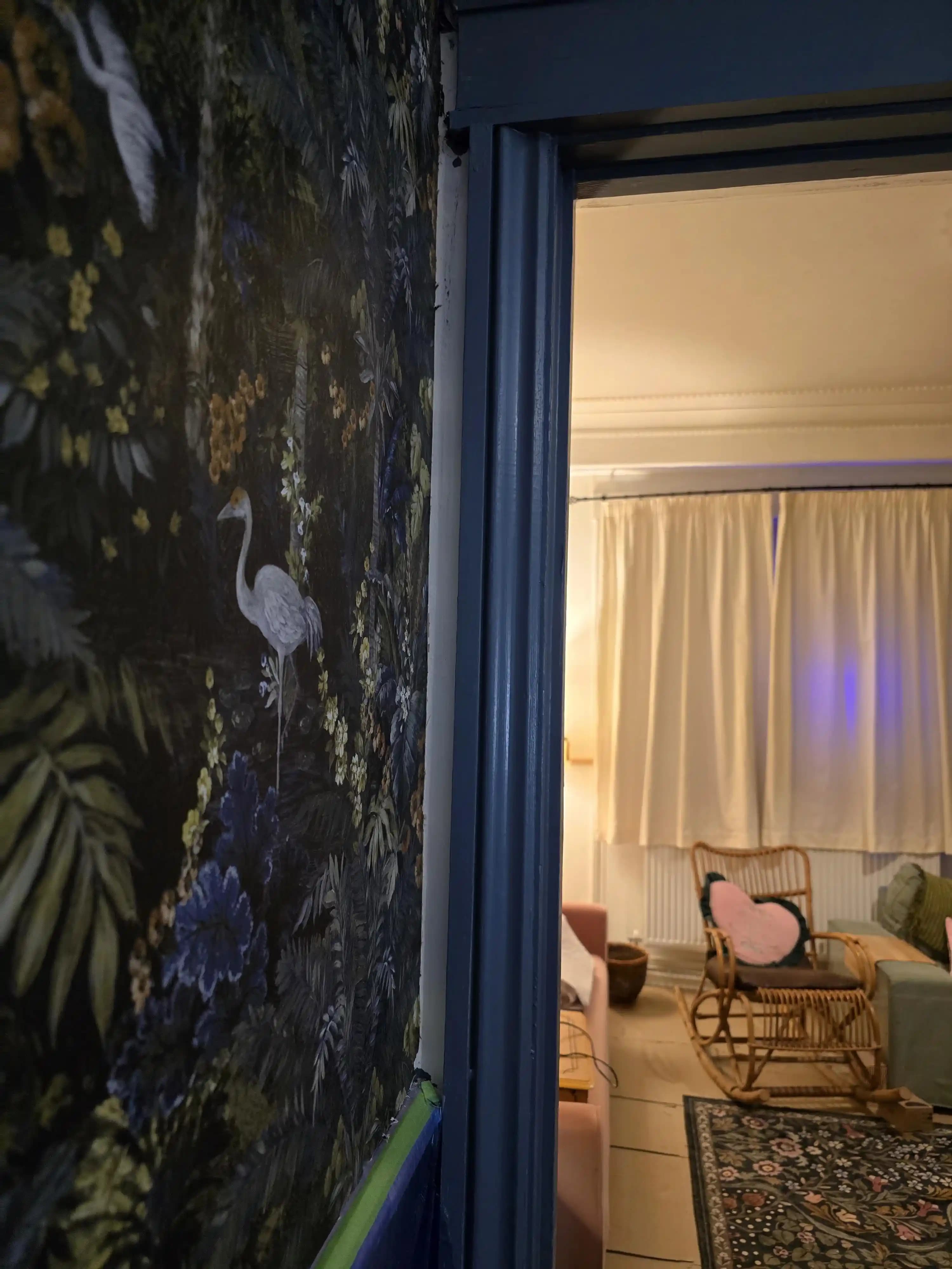 Köşe ve Kapı Çerçevesi Arasındaki İnce Boşluklarda Duvar Kağıdı Uygulamasının Teknik Yönleri ve Estetik Değerlendirmesi