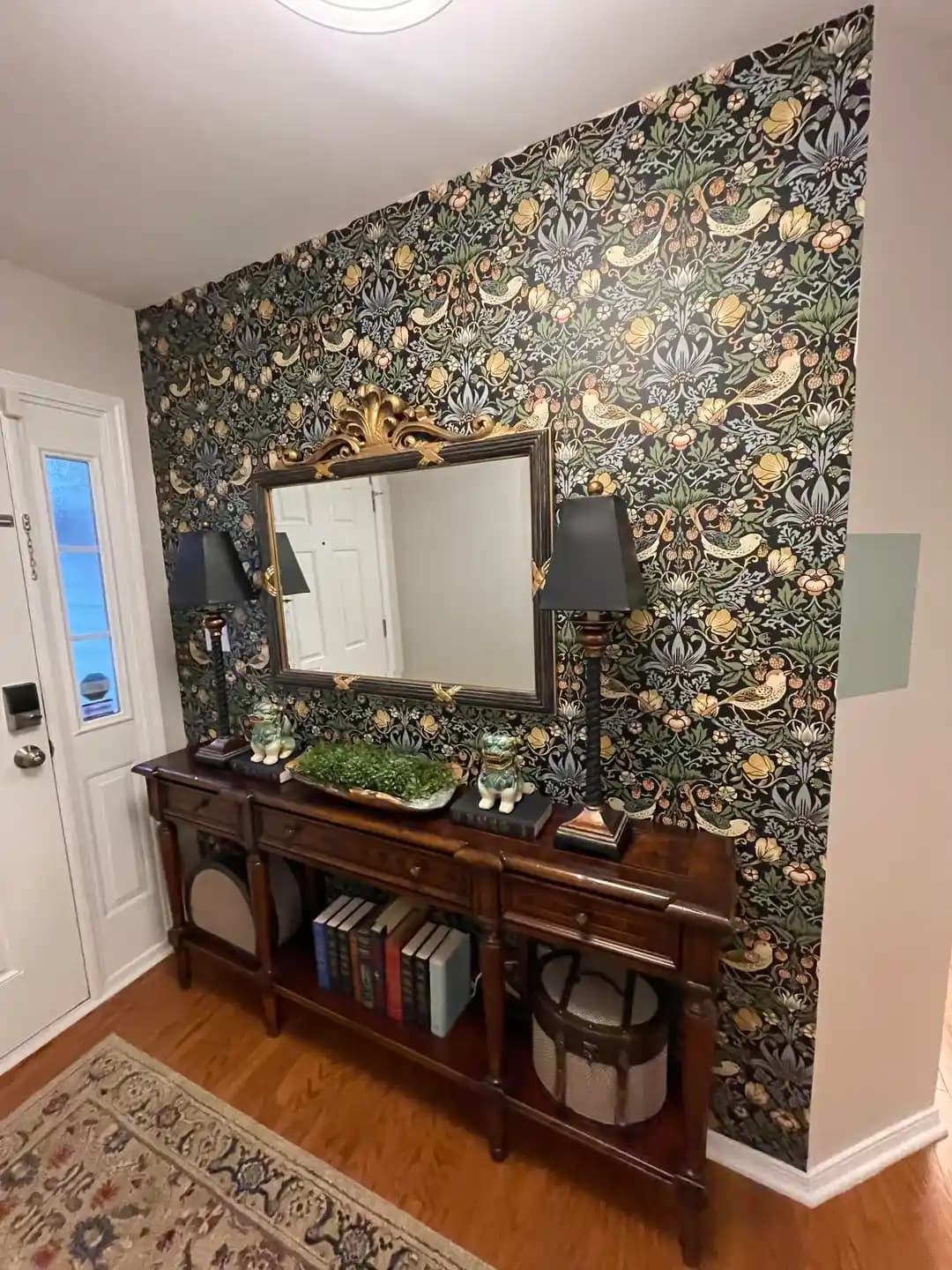 Küçük Antrelerde Accent Wall ile Dramatik Atmosfer Yaratma ve Renk Uyumu