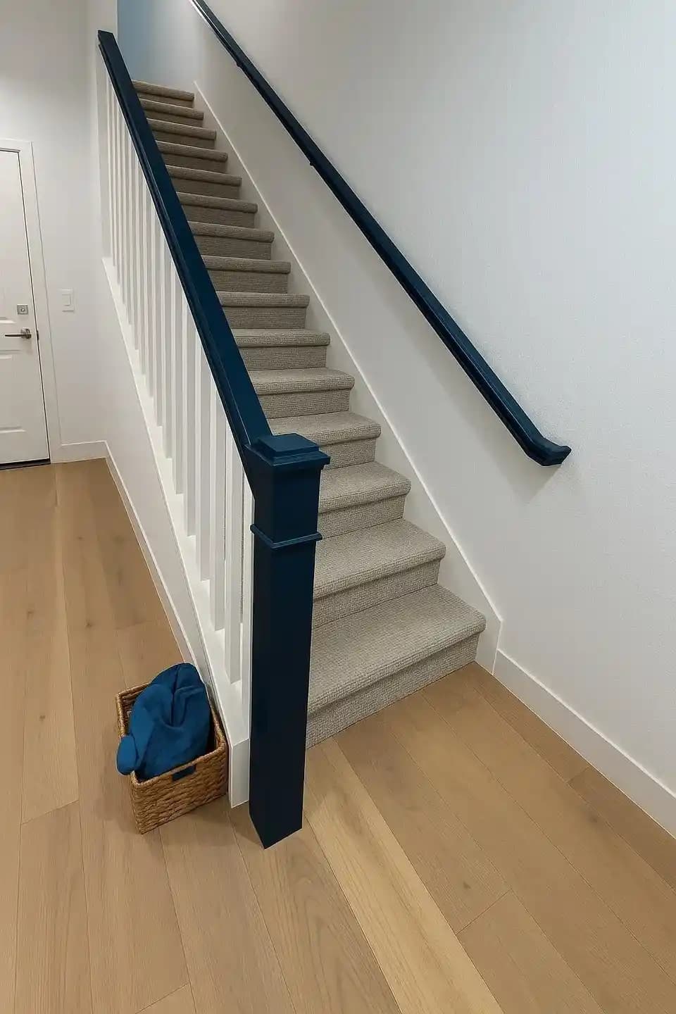 Merdiven Başlangıç Direği Boyama Seçenekleri: Beyaz ve Renkli Tercihlerin Avantajları